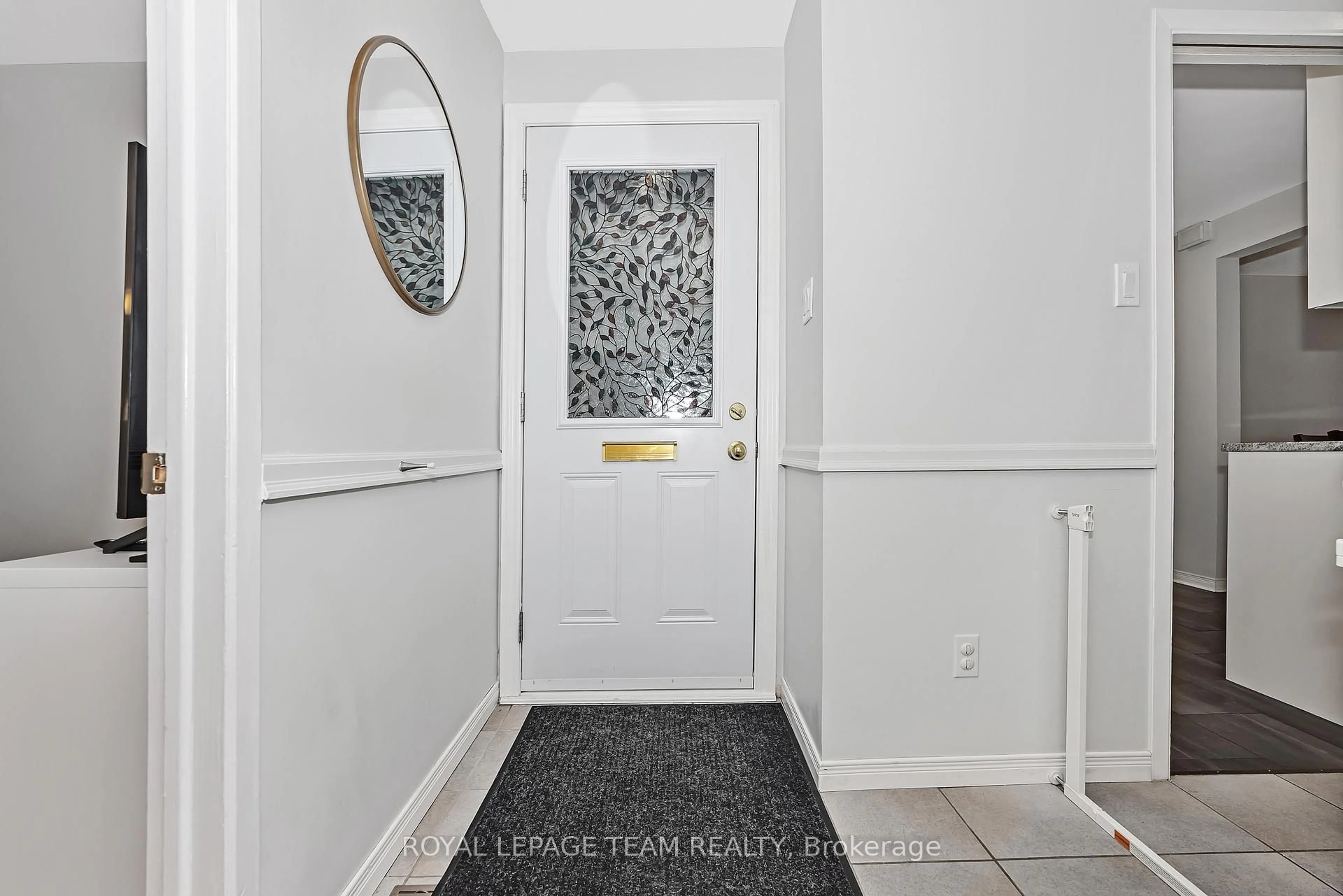 Indoor entryway for 1095 Ambleside Dr, Ottawa Ontario K2B 8E2
