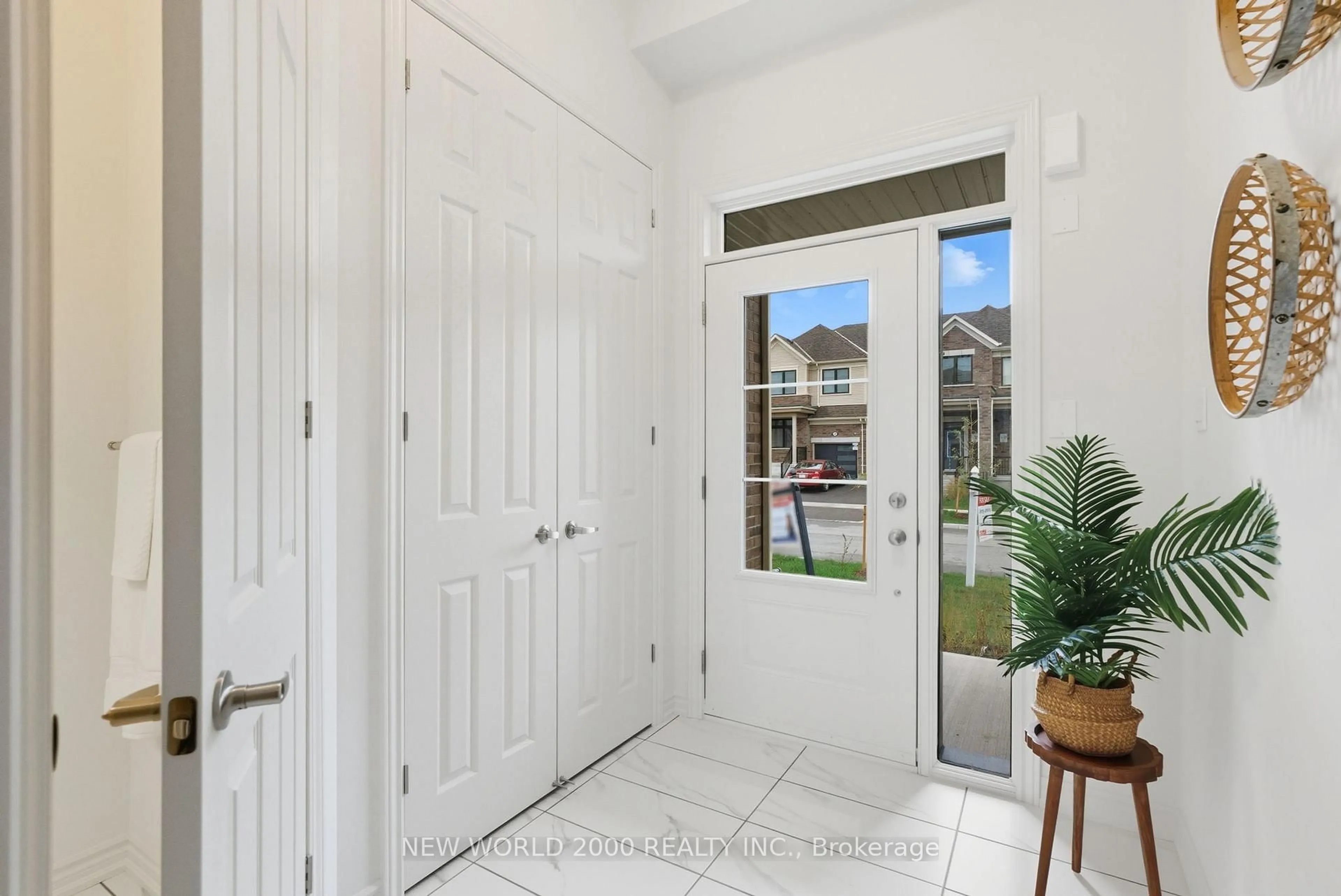 Indoor entryway for 533 Worden St, Cobourg Ontario K9A 4J6
