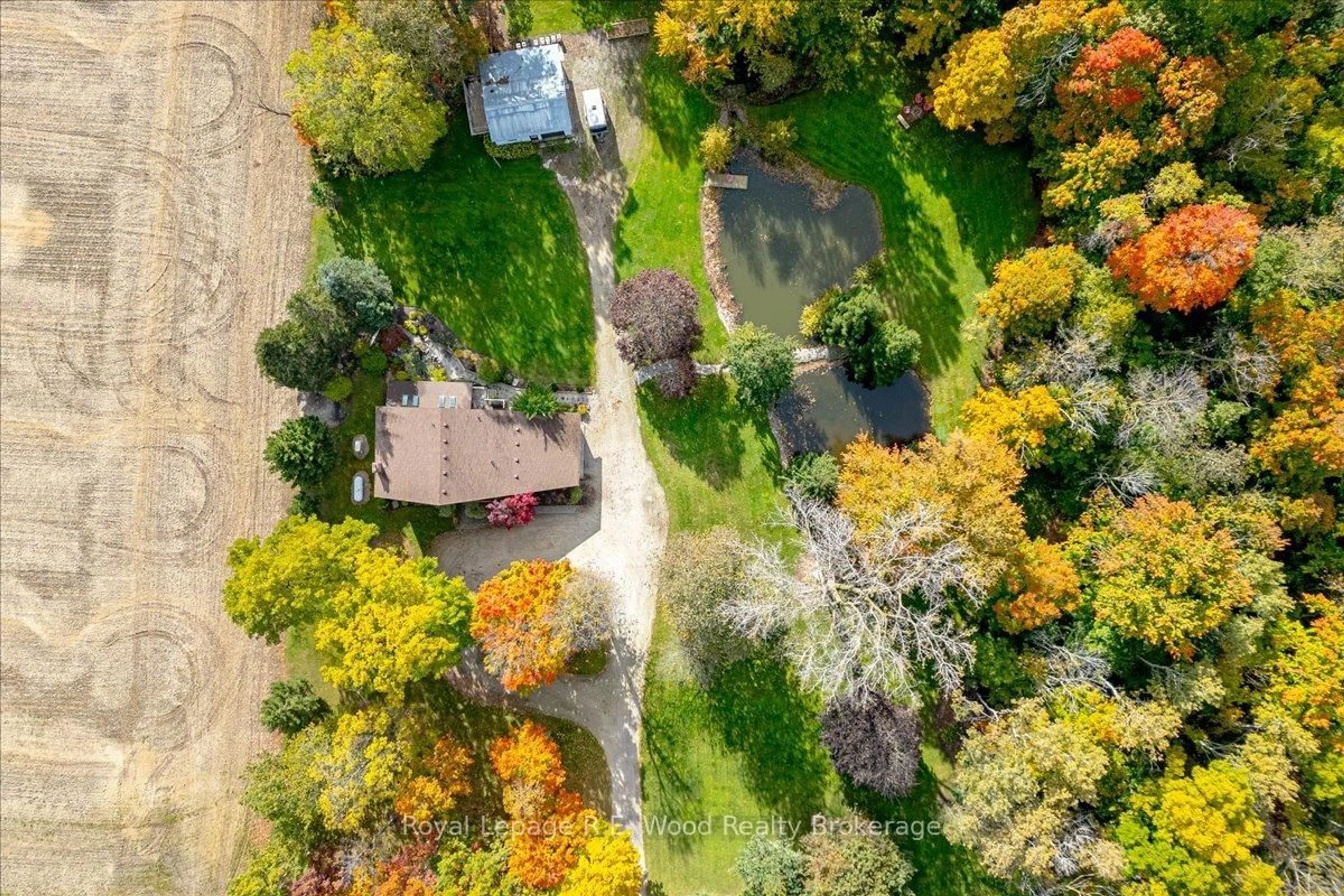 A pic from outside/outdoor area/front of a property/back of a property/a pic from drone, unknown for 405542 Beaconsfield Rd, Norwich Ontario N0J 1C0