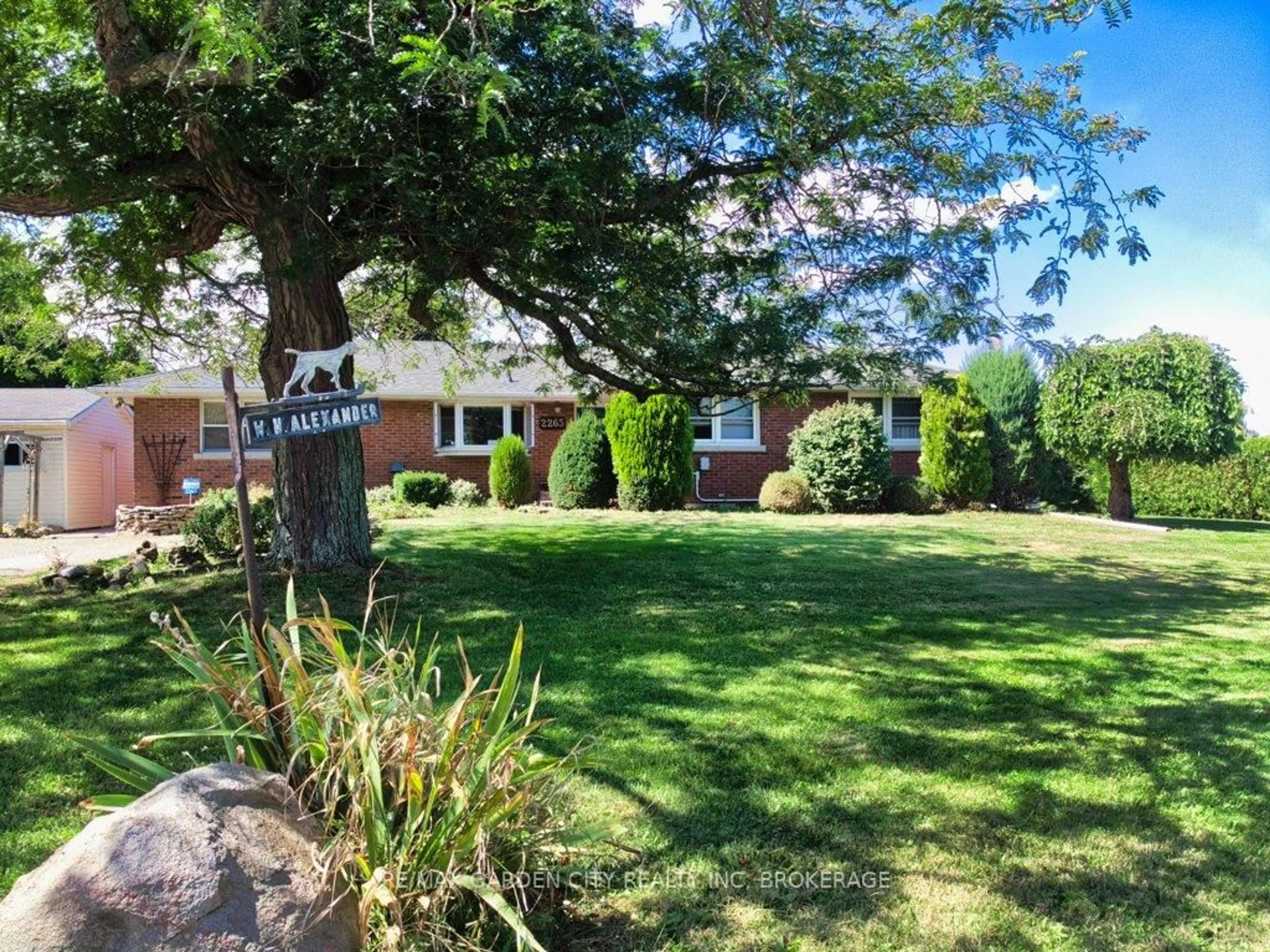 A pic from outside/outdoor area/front of a property/back of a property/a pic from drone, unknown for 2265 Seventh Street Louth St, St. Catharines Ontario L2R 6P7