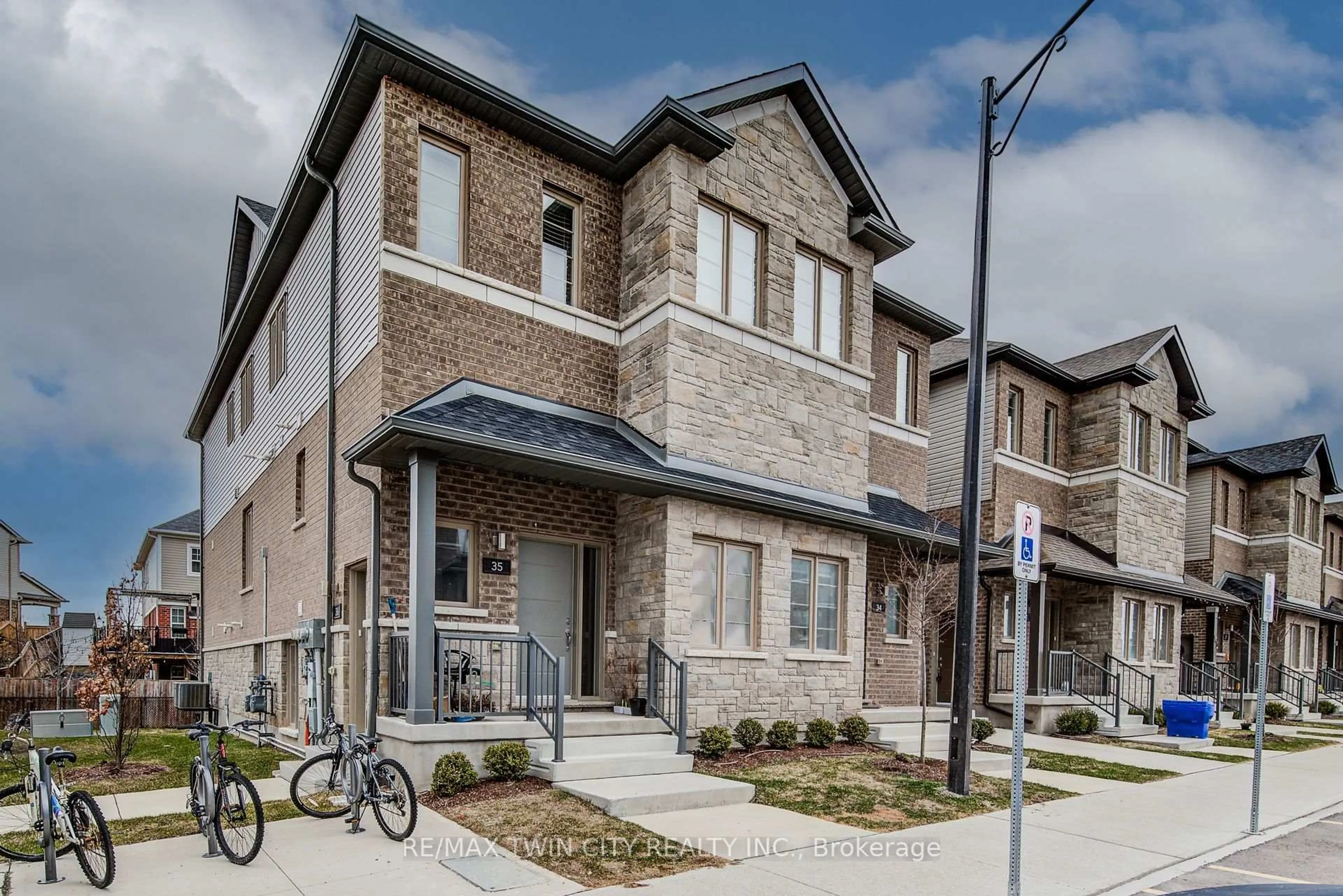 Home with brick exterior material, street for 205 West Oak Tr #35, Kitchener Ontario N2R 0R9