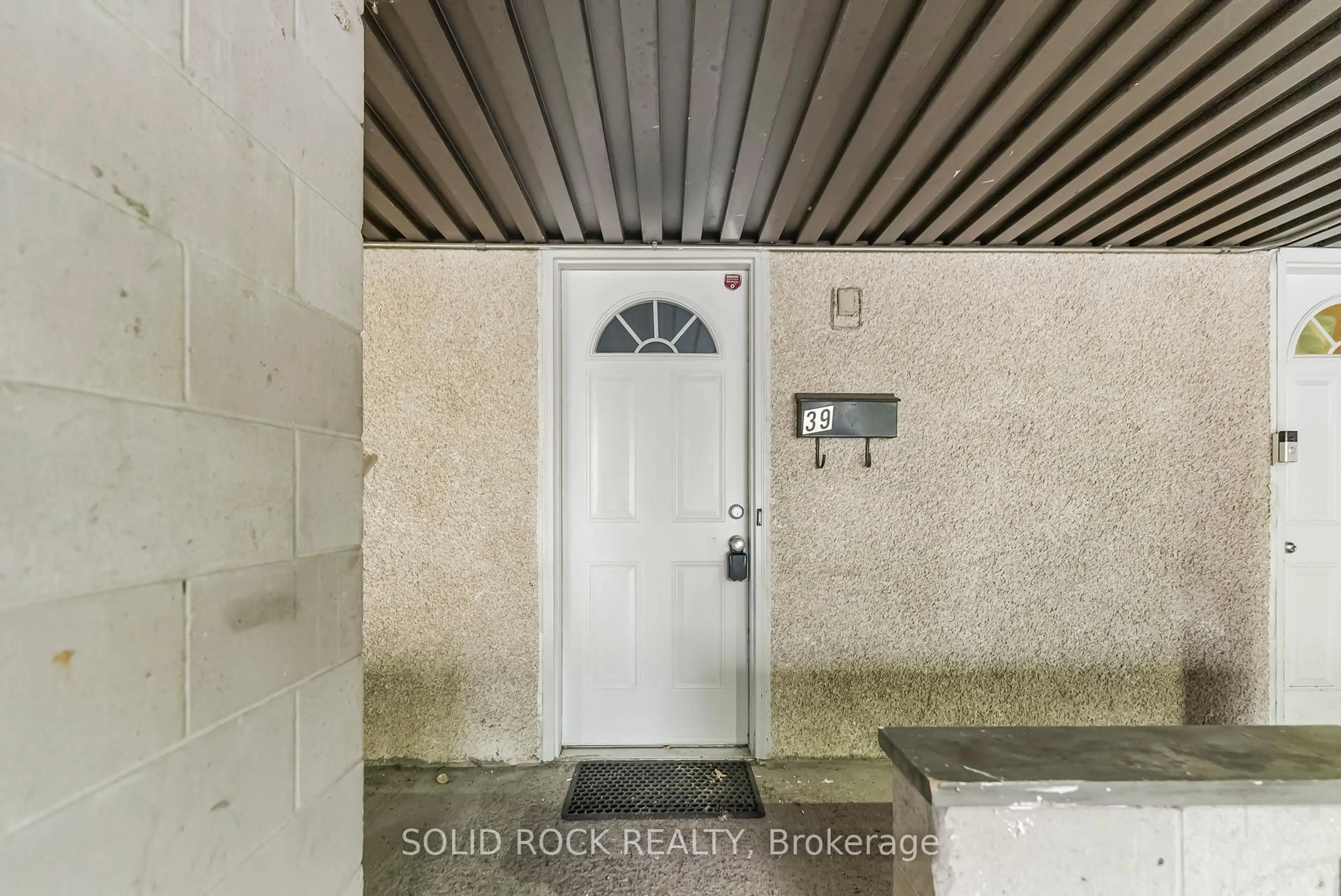 Indoor entryway for 3415 Uplands Dr #39, Ottawa Ontario K1V 9N3