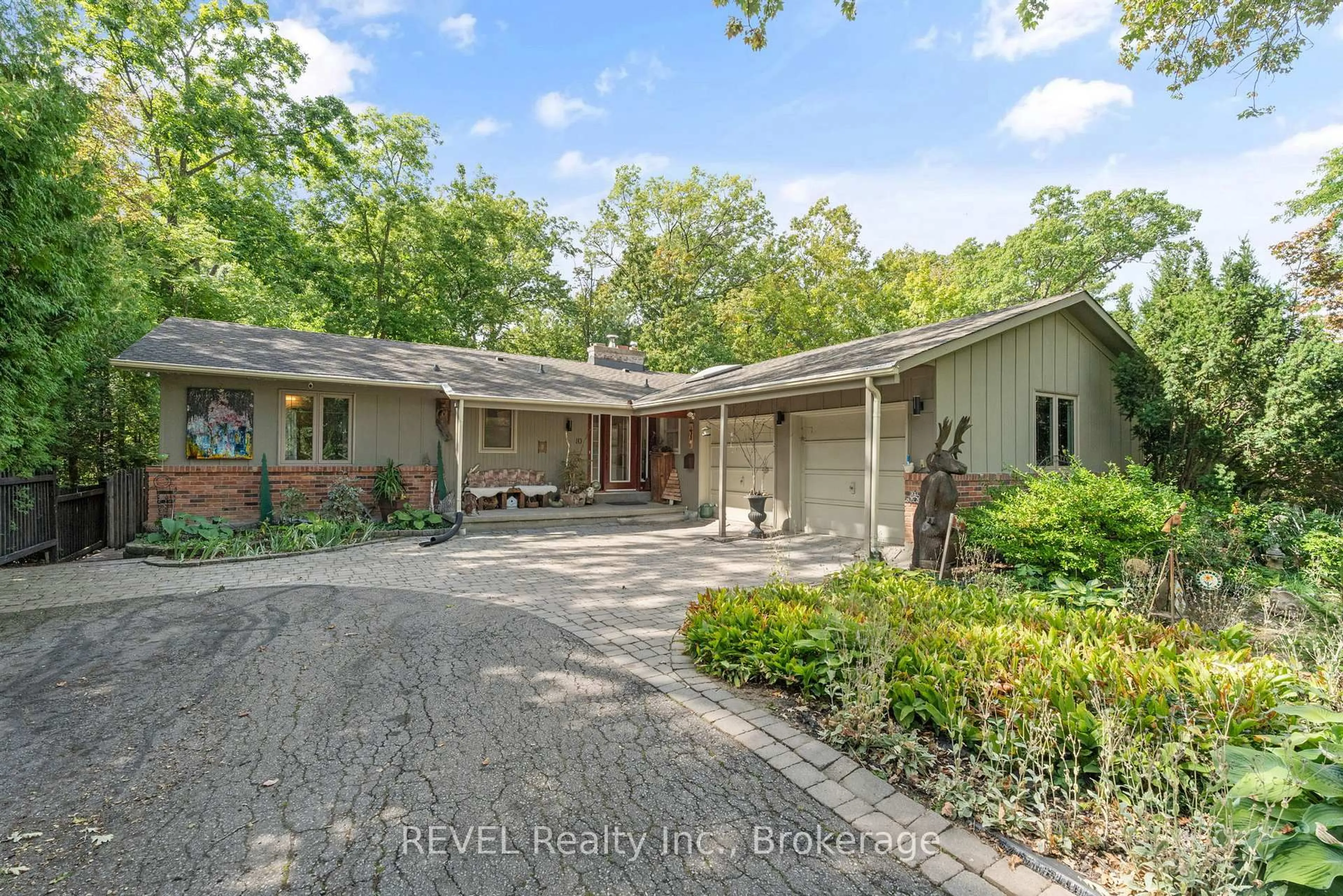 A pic from outside/outdoor area/front of a property/back of a property/a pic from drone, street for 10 Woodington Cres, St. Catharines Ontario L2T 3T7