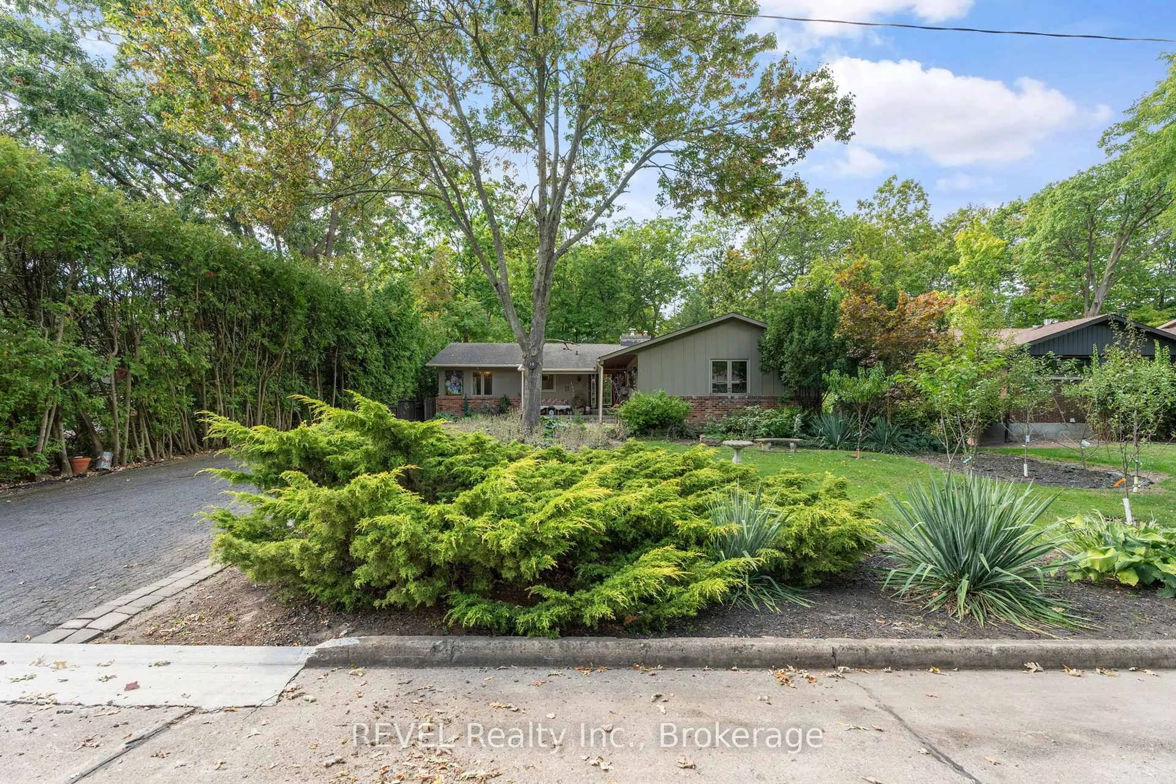 A pic from outside/outdoor area/front of a property/back of a property/a pic from drone, street for 10 Woodington Cres, St. Catharines Ontario L2T 3T7