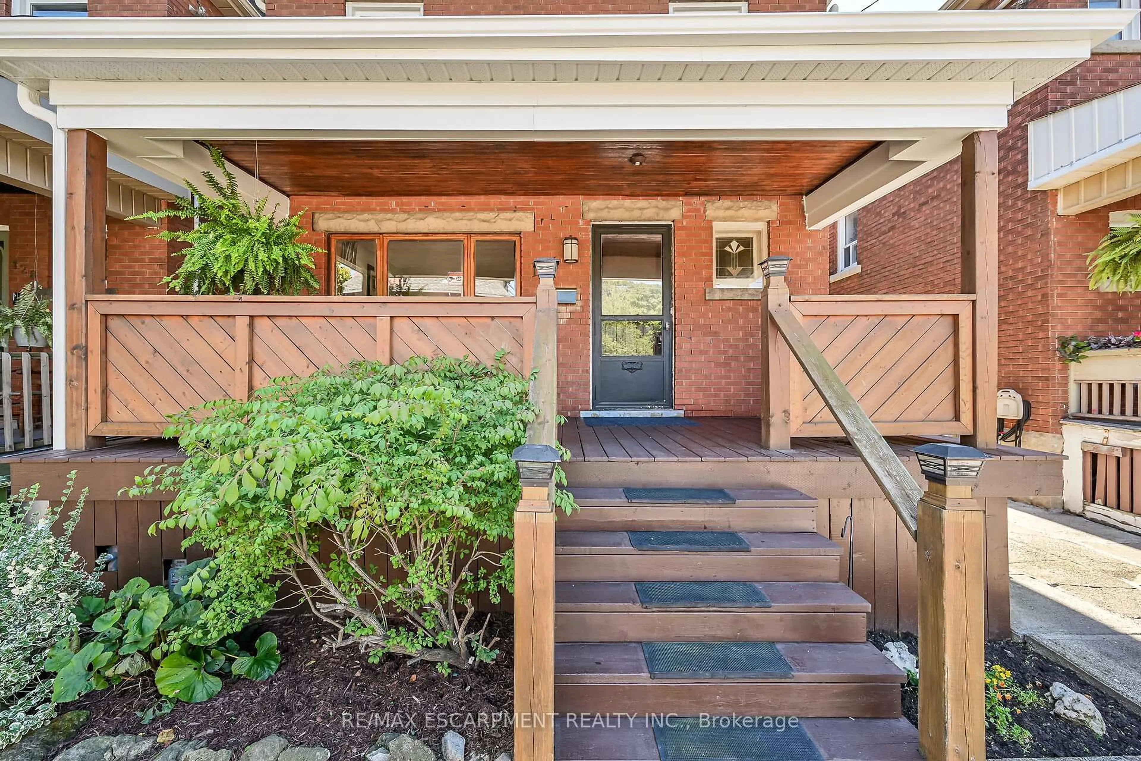Indoor entryway for 126 Cumberland Ave, Hamilton Ontario L8M 1Z3