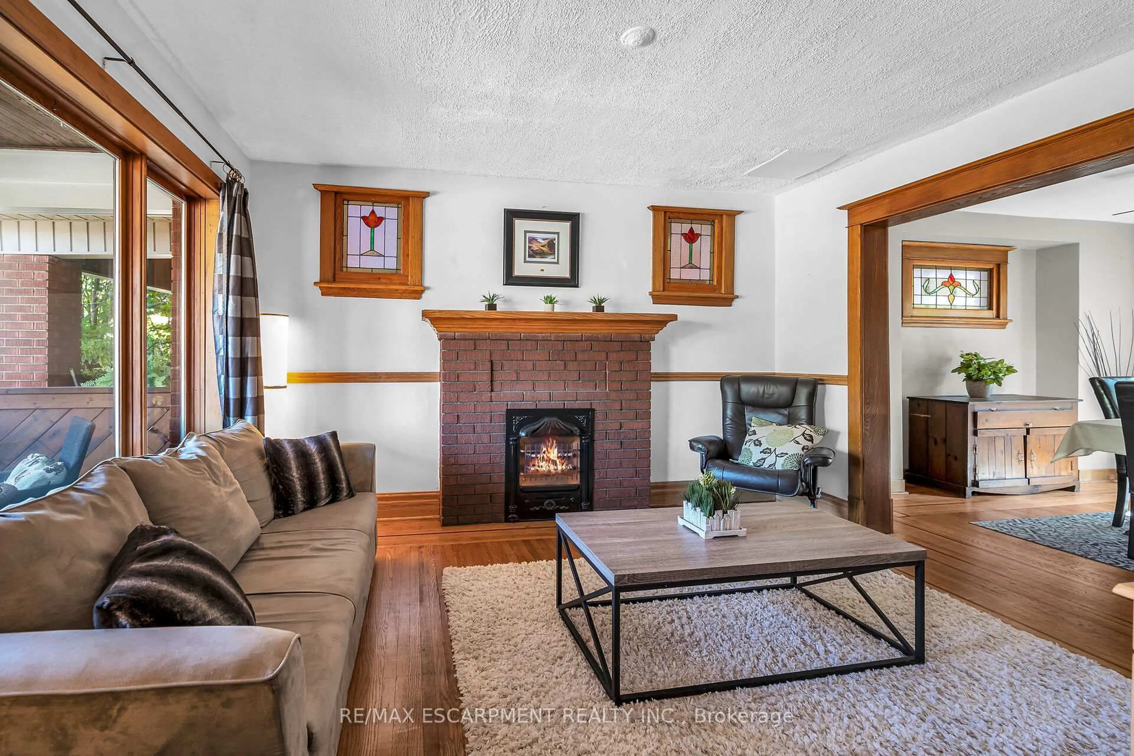 Living room with furniture, unknown for 126 Cumberland Ave, Hamilton Ontario L8M 1Z3