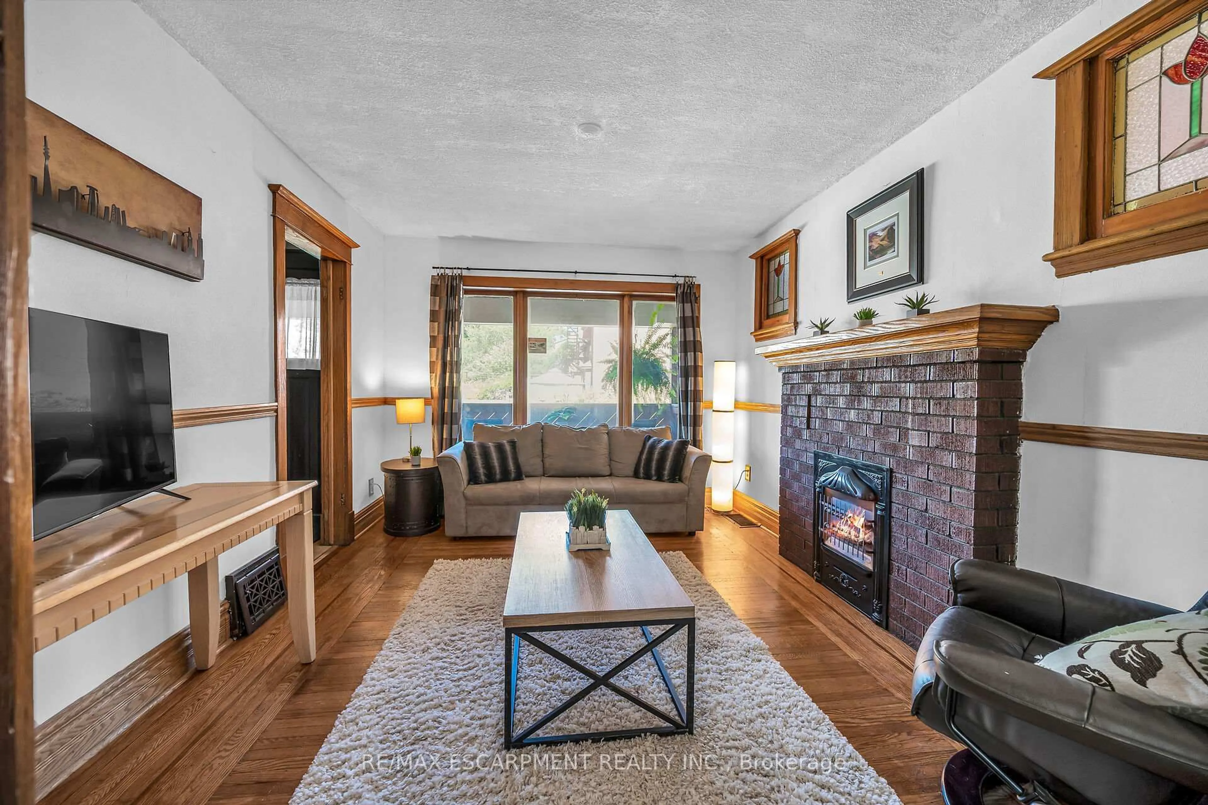 Living room with furniture, wood/laminate floor for 126 Cumberland Ave, Hamilton Ontario L8M 1Z3