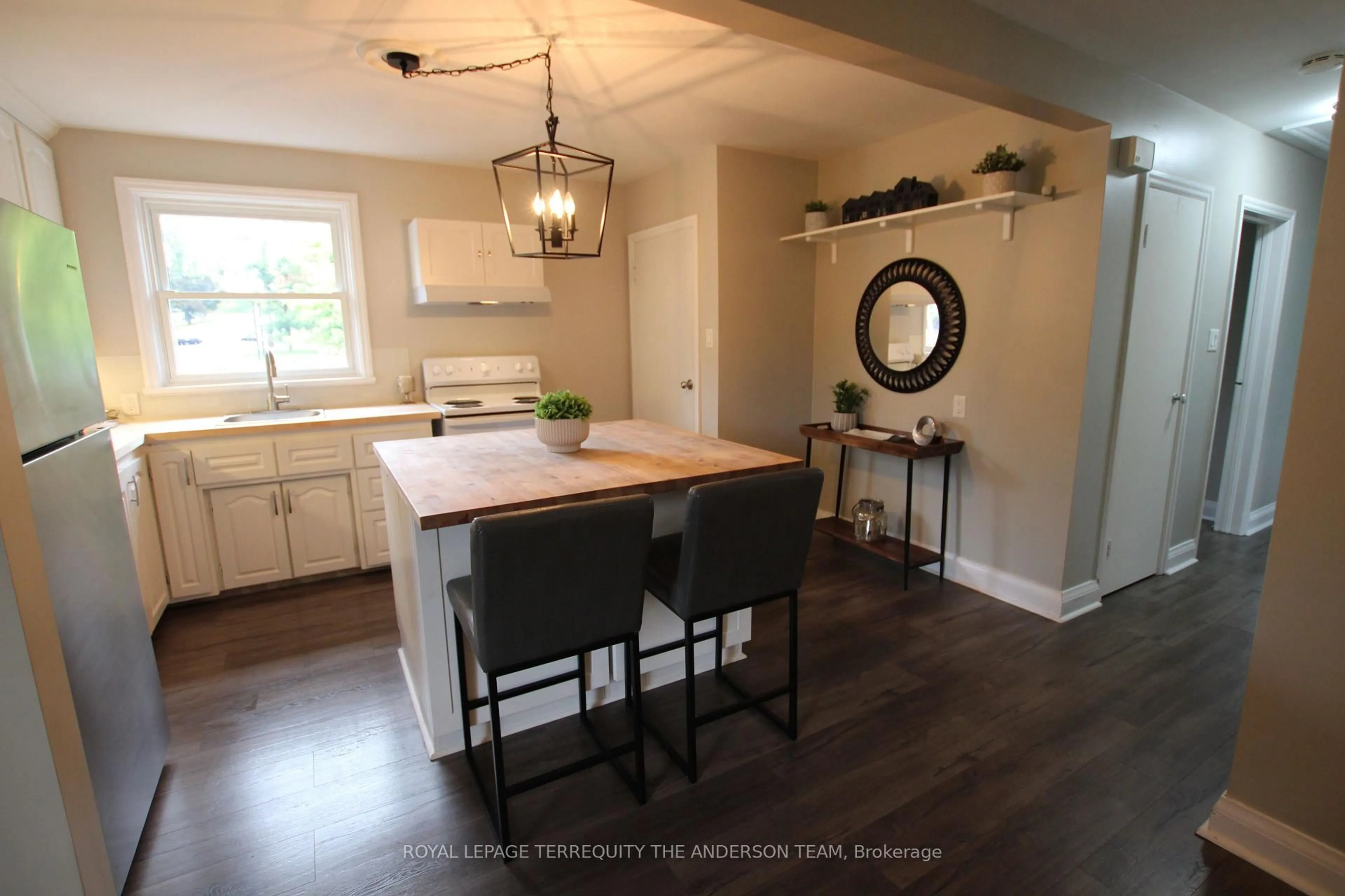 Open concept kitchen, unknown for 833 Rishor Cres, Peterborough Ontario K9H 5E1