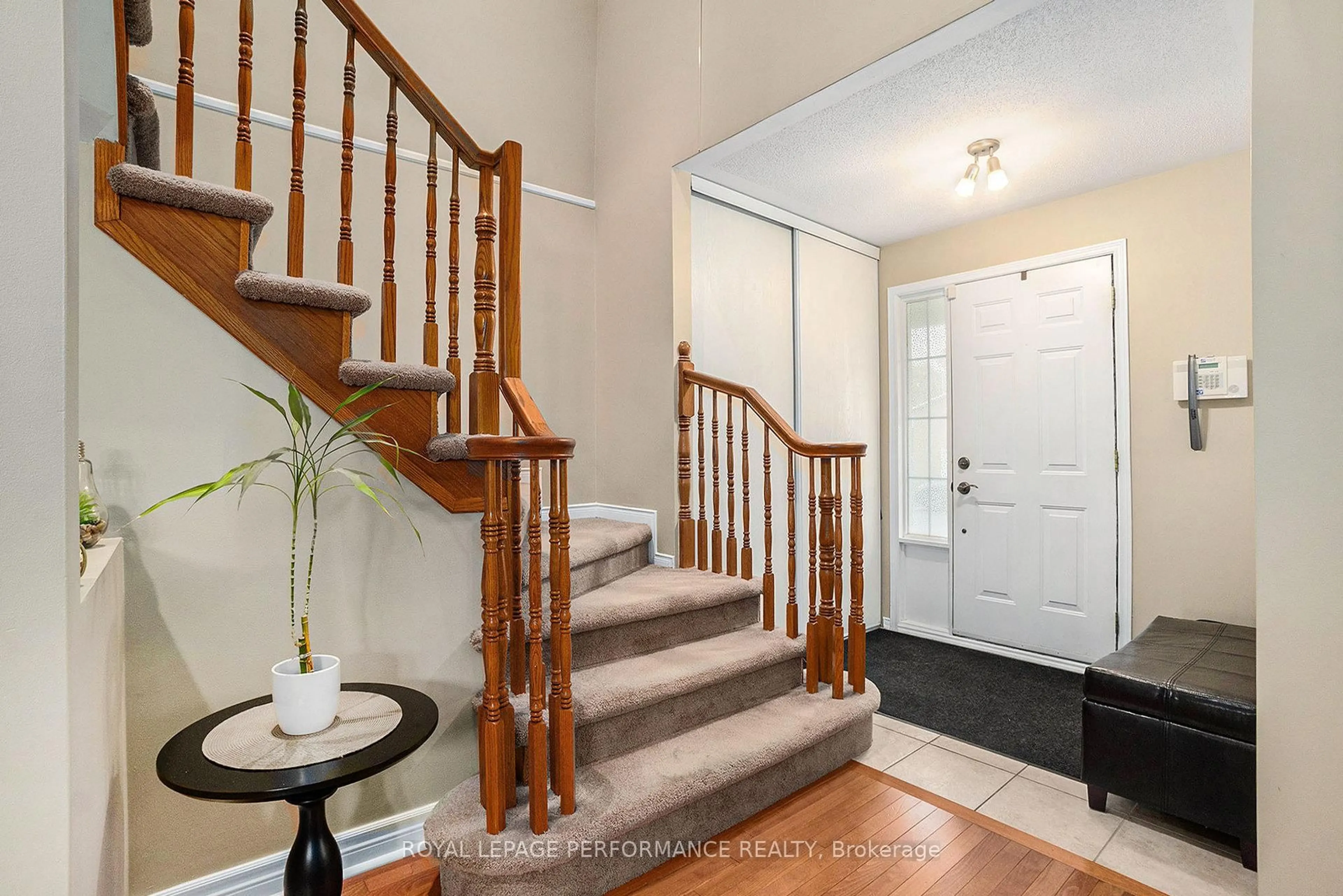 Indoor entryway for 619 Chardonnay Dr, Ottawa Ontario K4A 4K7