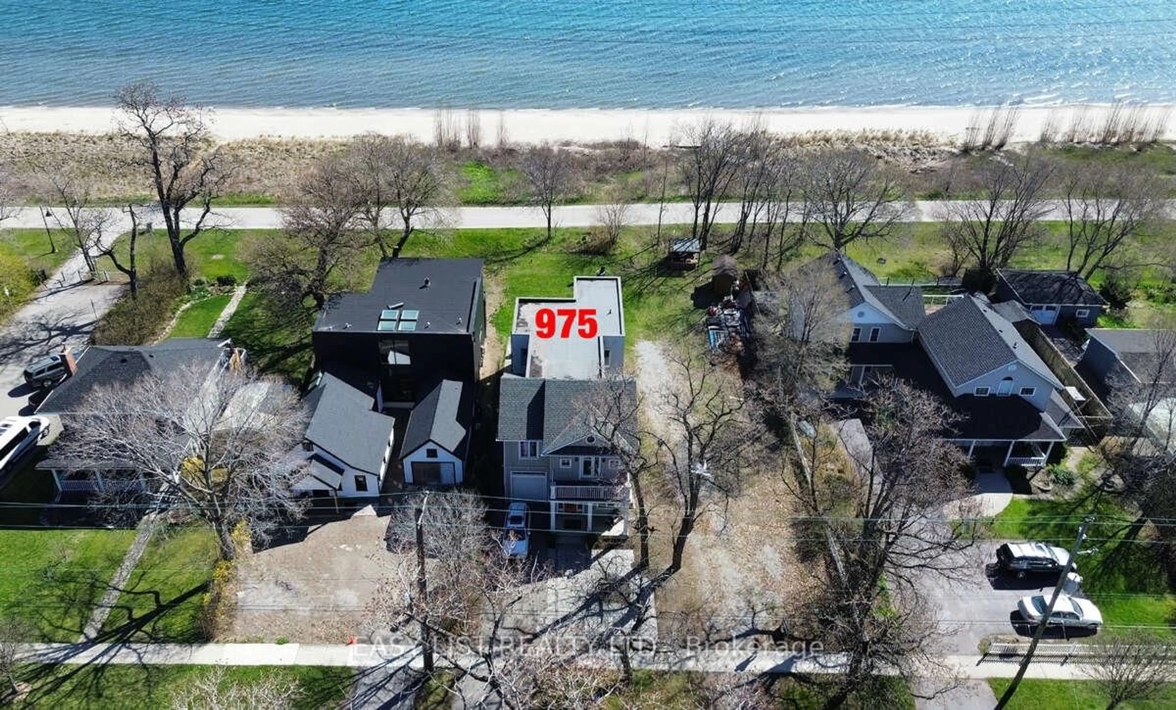 A pic from outside/outdoor area/front of a property/back of a property/a pic from drone, water/lake/river/ocean view for 975 Beach Blvd, Hamilton Ontario L8H 6Z7