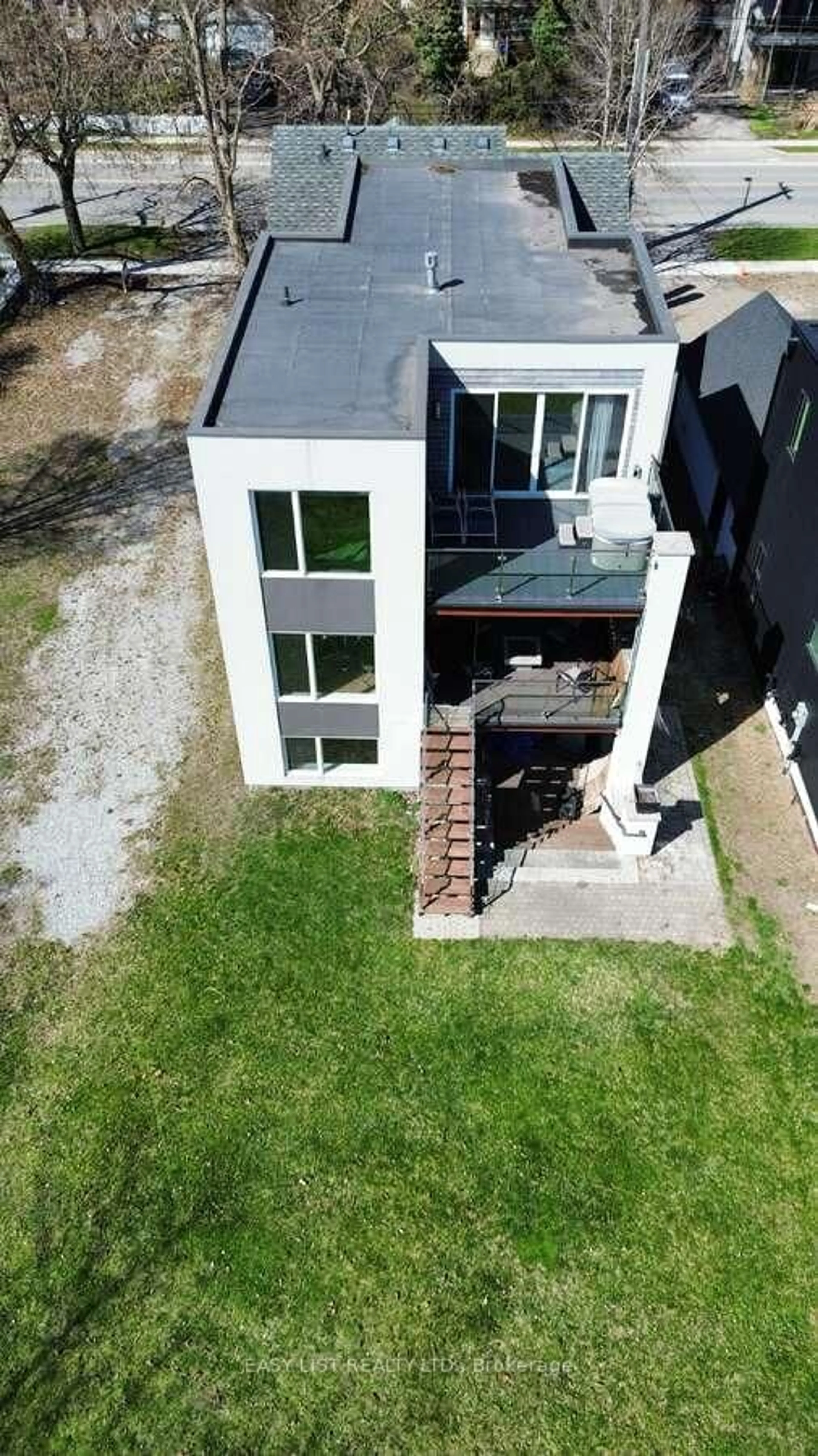 A pic from outside/outdoor area/front of a property/back of a property/a pic from drone, building for 975 Beach Blvd, Hamilton Ontario L8H 6Z7