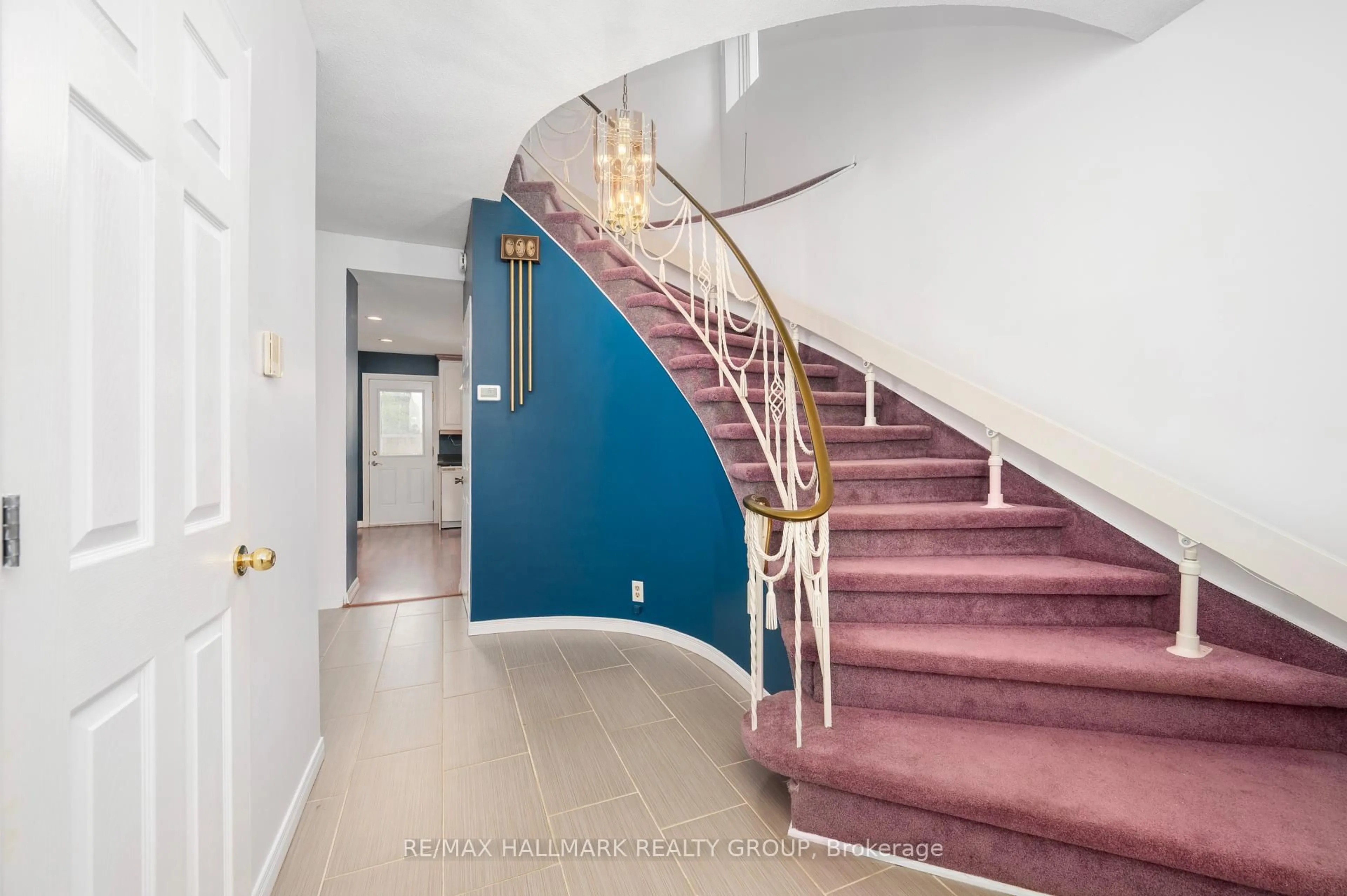 Indoor foyer for 412 Montreal Rd, Ottawa Ontario K1K 0V4