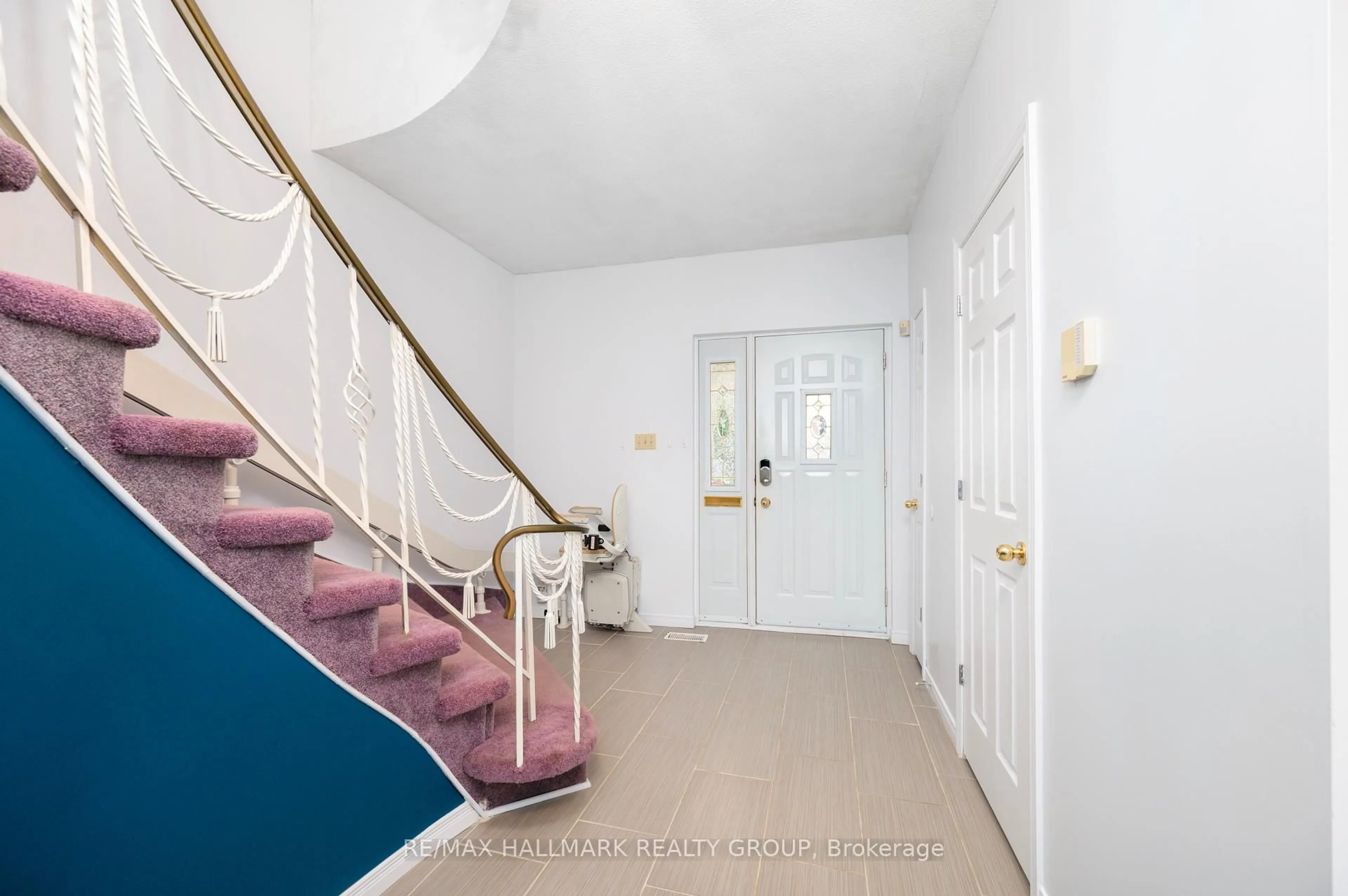 Indoor foyer for 412 Montreal Rd, Ottawa Ontario K1K 0V4