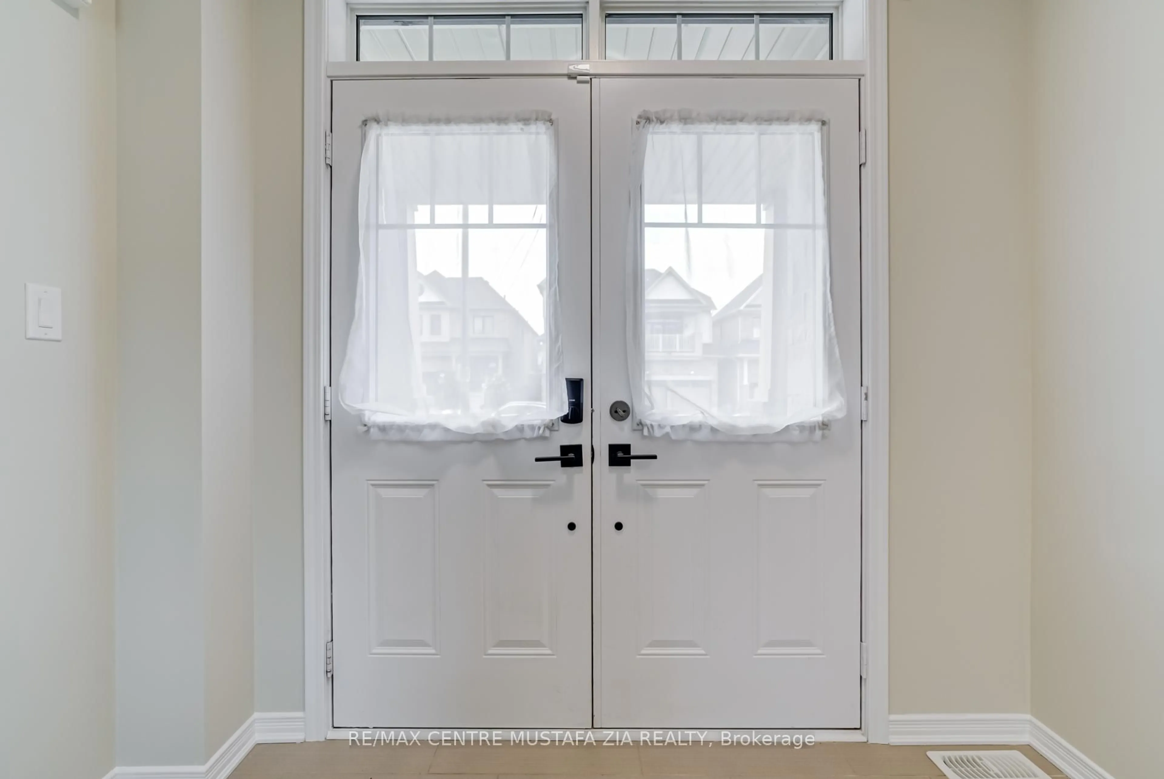 Indoor entryway for 34 Mull Ave, Haldimand Ontario N3W 0B9