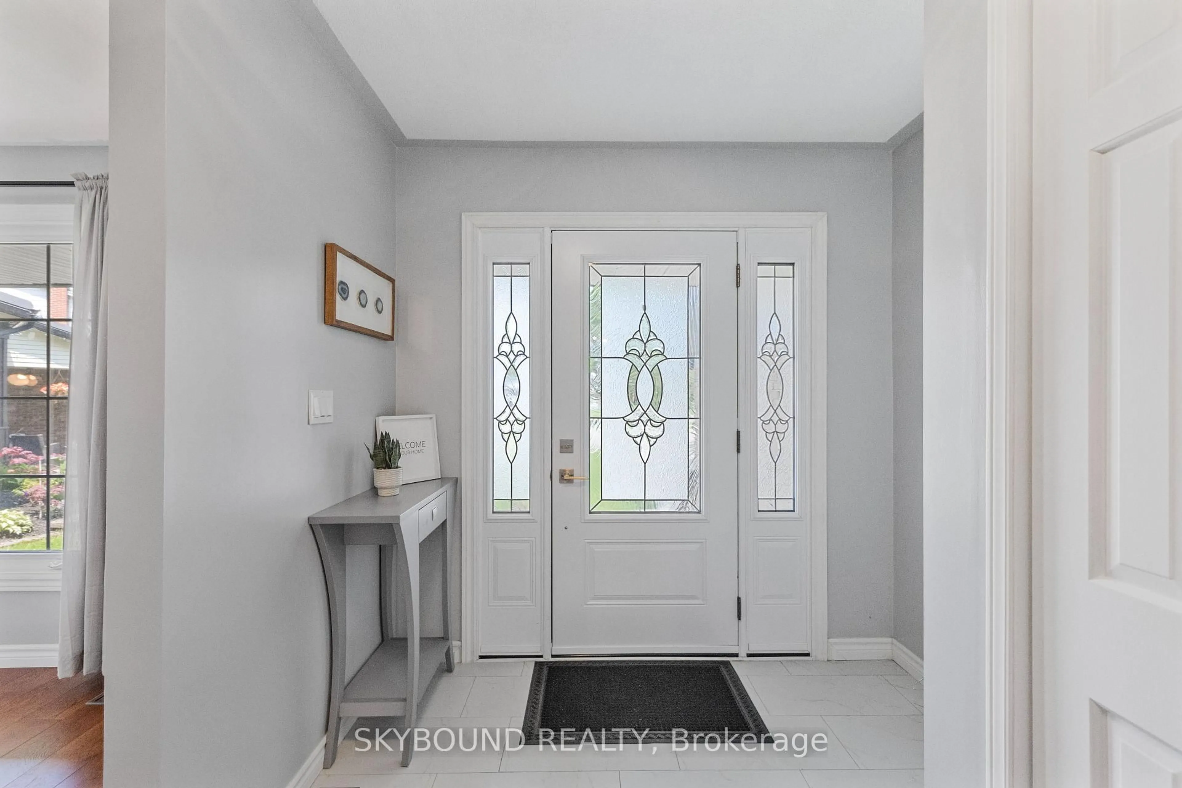 Indoor entryway for 6 Roselawn Crt, Norfolk Ontario N0A 1N4