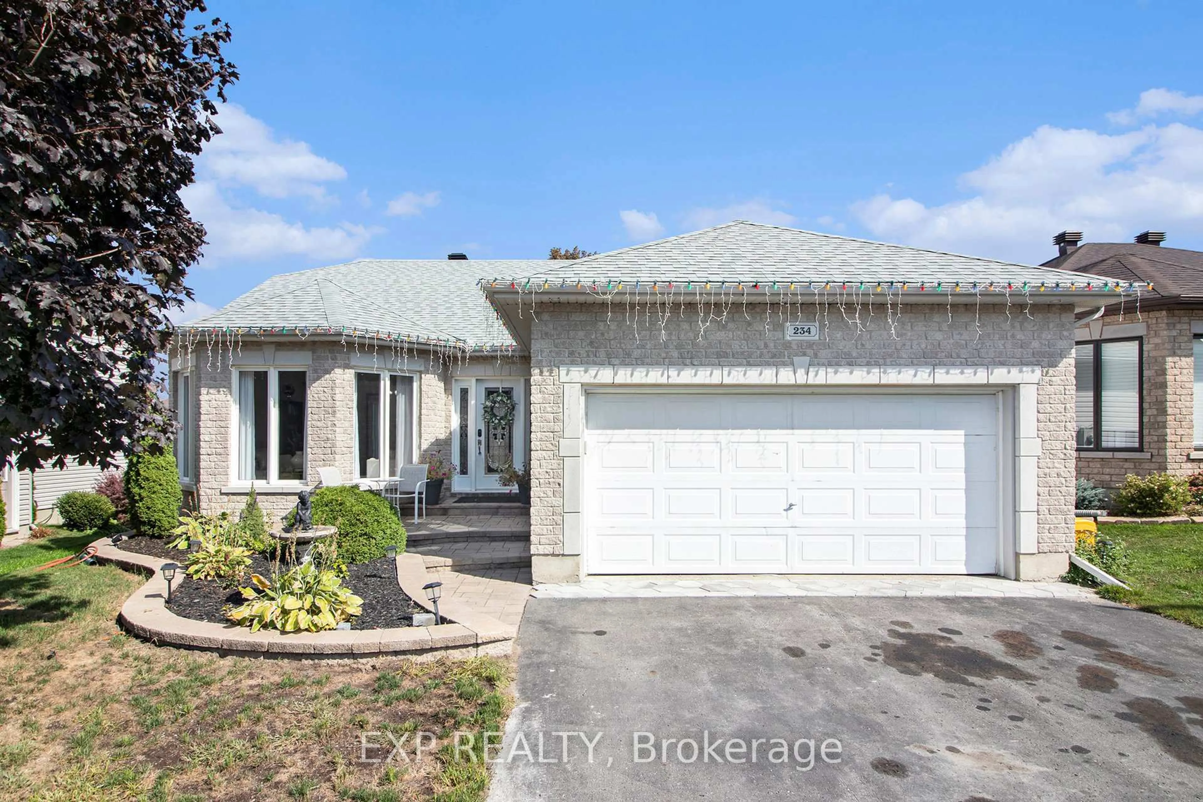 A pic from outside/outdoor area/front of a property/back of a property/a pic from drone, street for 234 Sandra Cres, Clarence-Rockland Ontario K4K 1R6