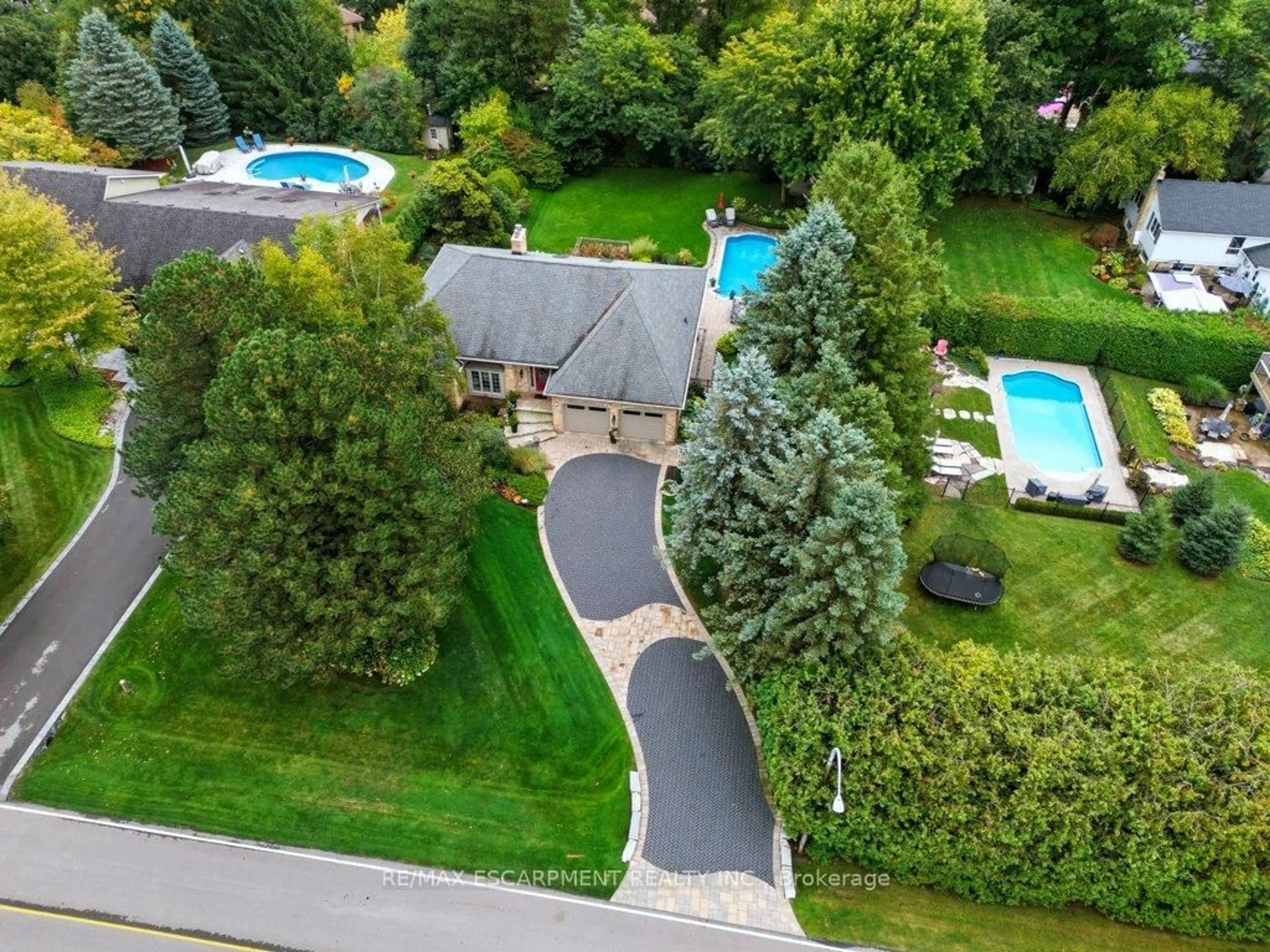 A pic from outside/outdoor area/front of a property/back of a property/a pic from drone, street for 31 Acredale Dr, Hamilton Ontario L0R 1H0
