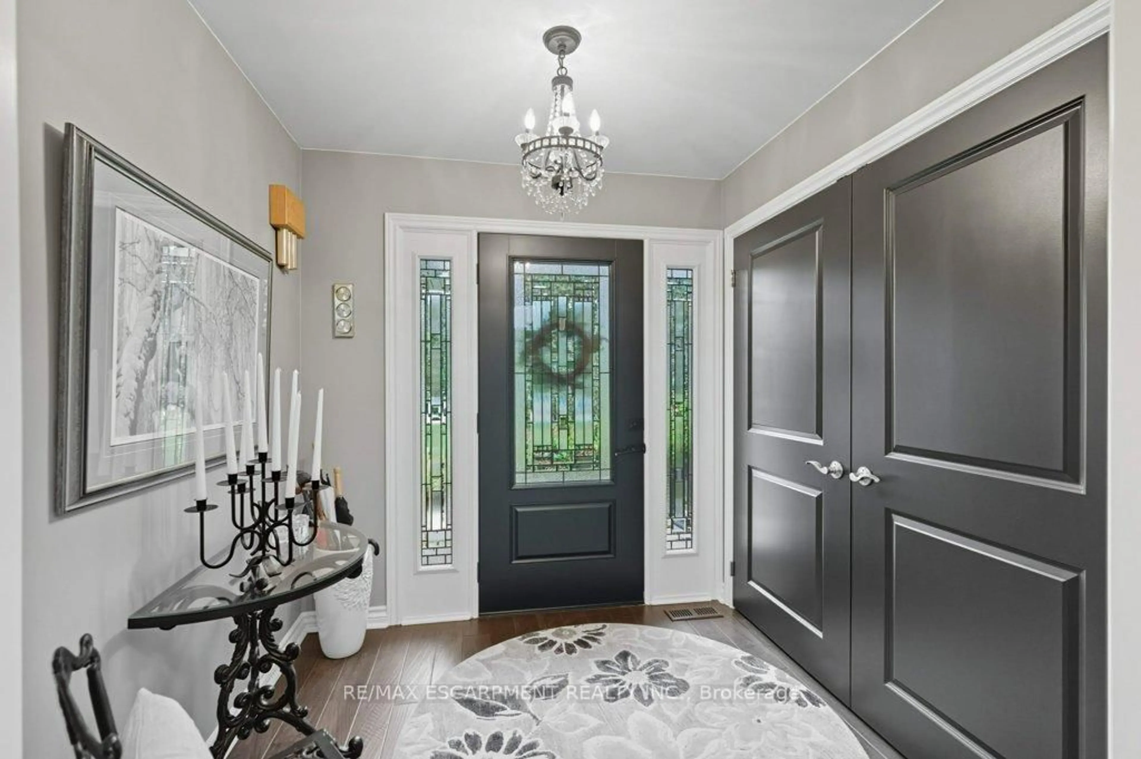 Indoor entryway for 31 Acredale Dr, Hamilton Ontario L0R 1H0