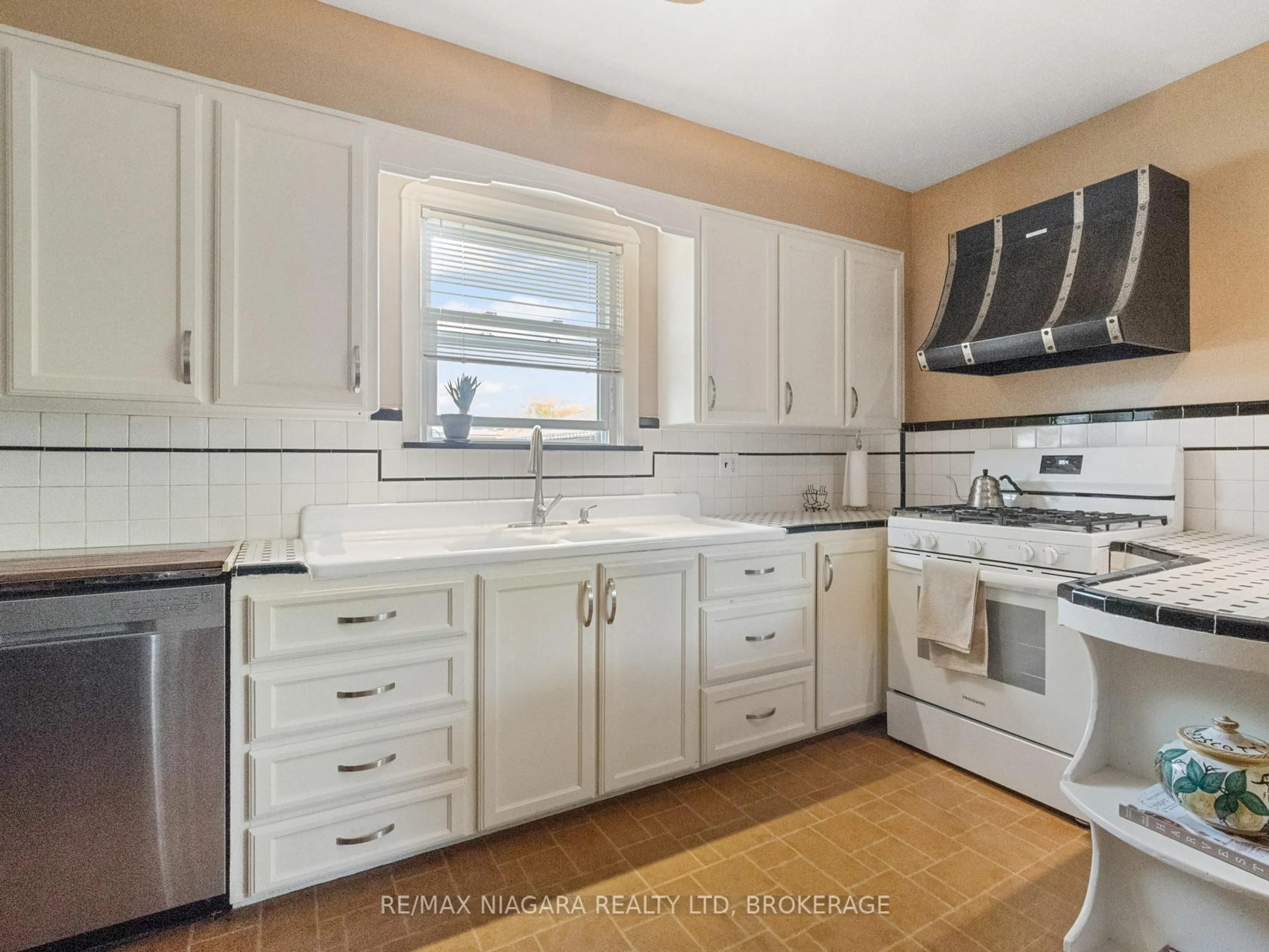 Standard kitchen, unknown for 129 Idylewylde St, Fort Erie Ontario L2A 2L2