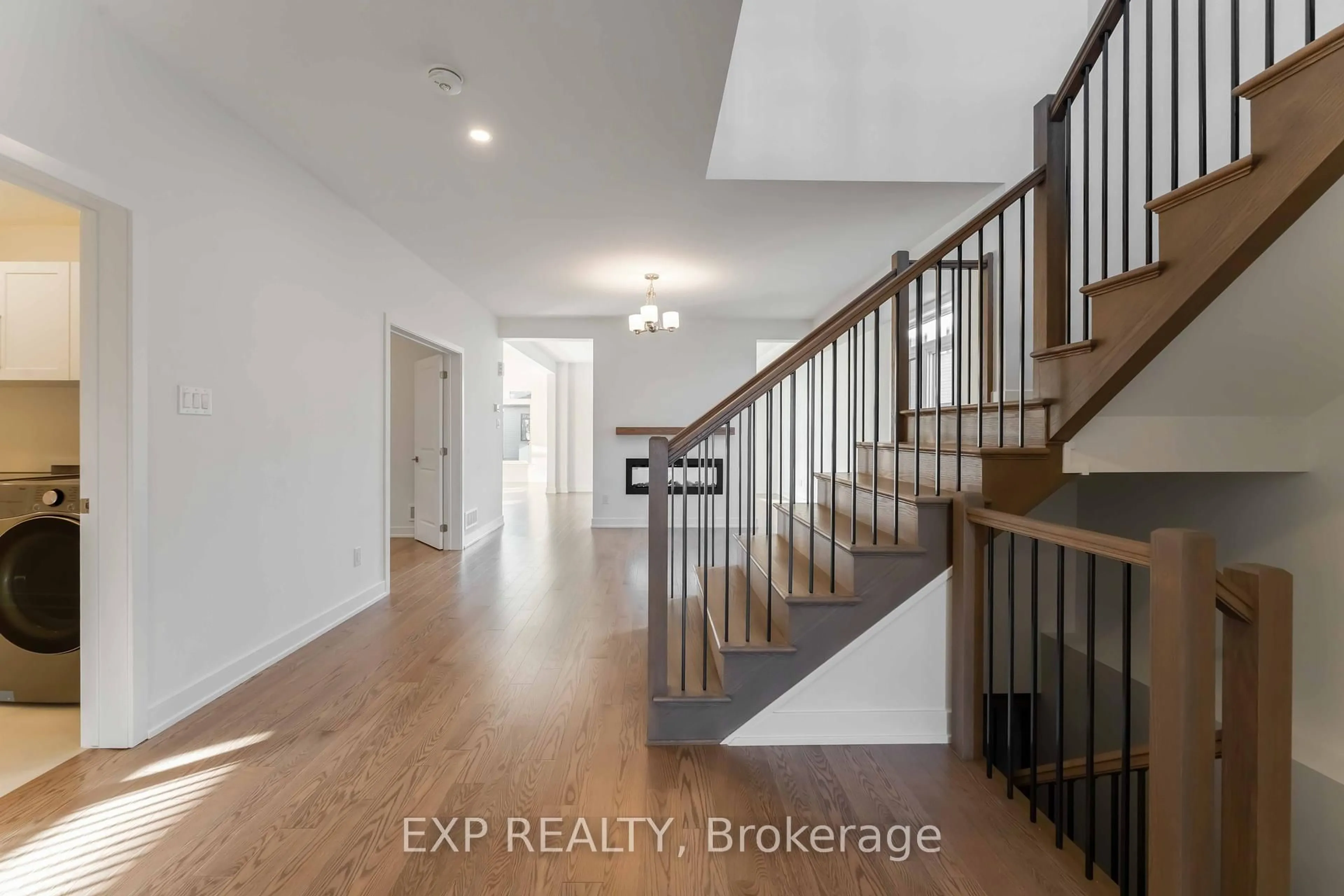 Indoor entryway for 150 Highgarden Terr, Ottawa Ontario K1T 0W1