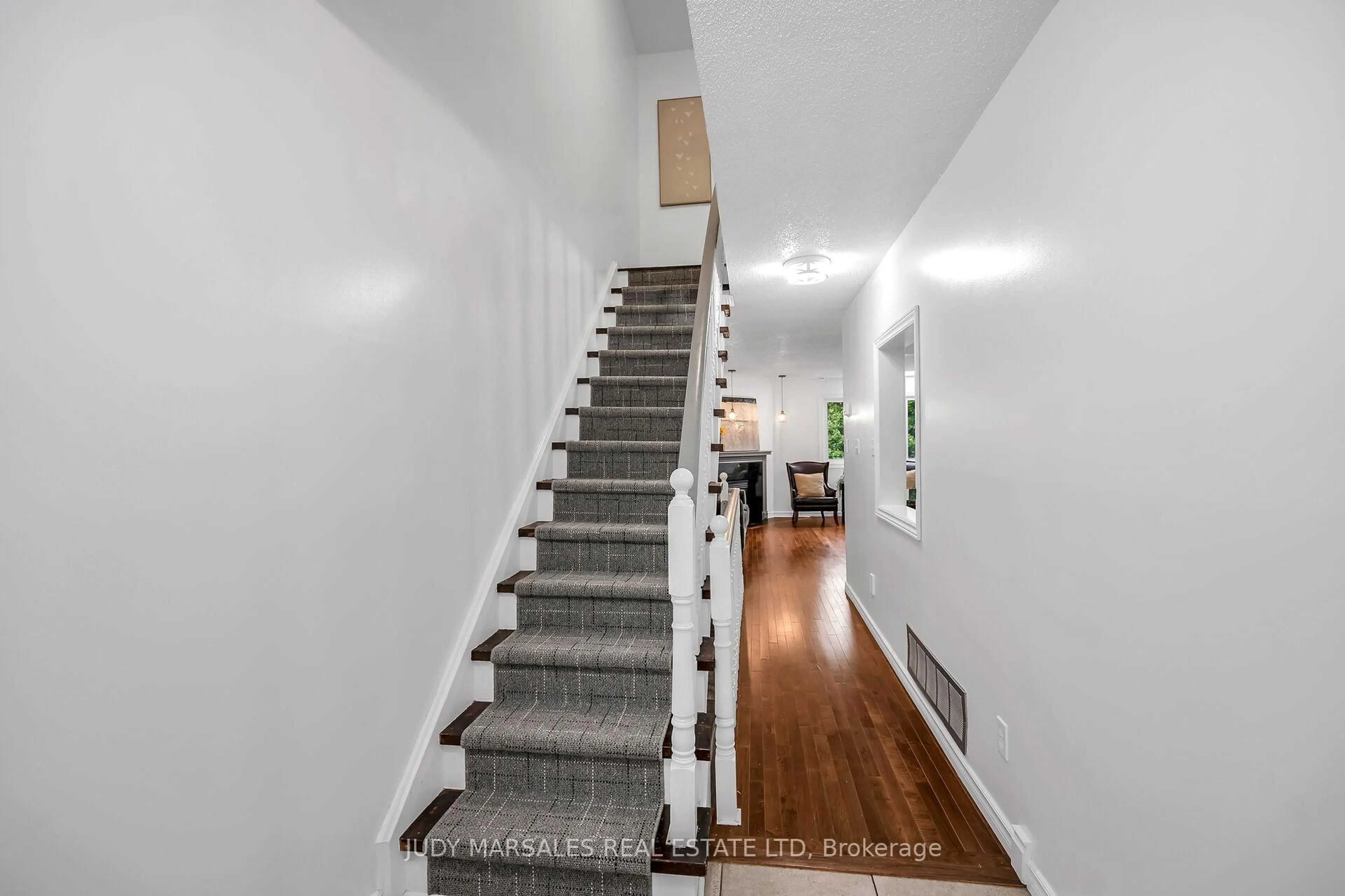 Stairs for 26 Moss Blvd #19, Hamilton Ontario L9H 6W7