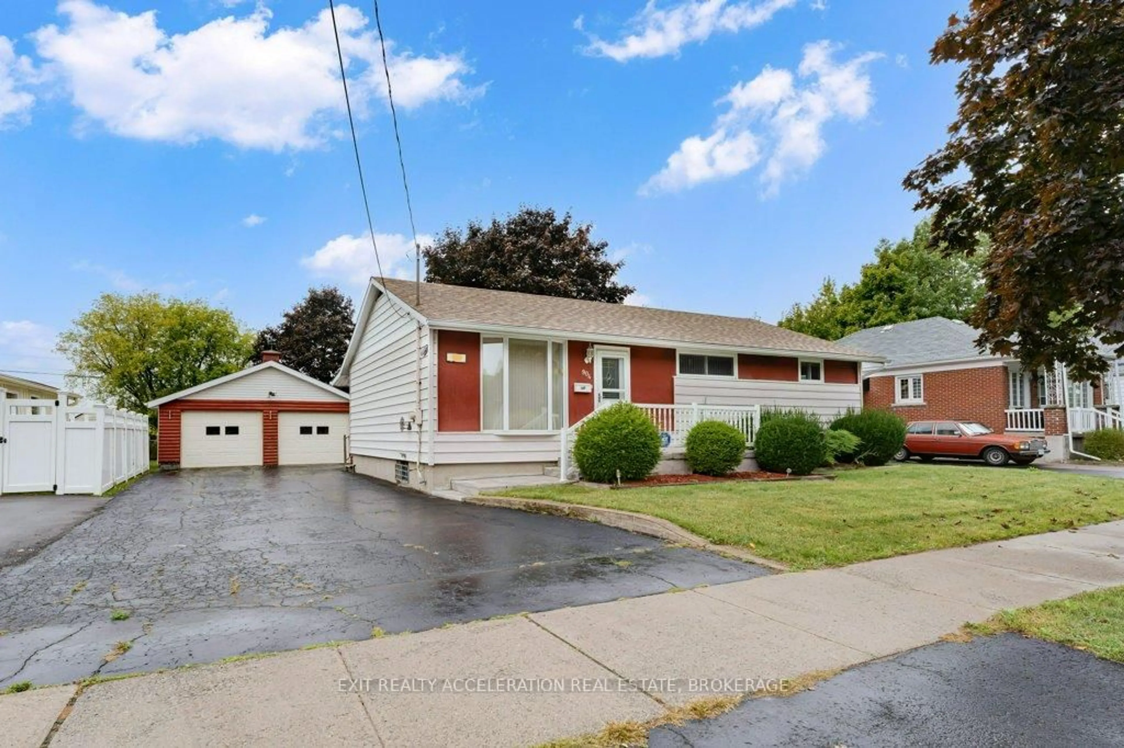 Home with vinyl exterior material, street for 904 Victoria St, Kingston Ontario K7K 4T8