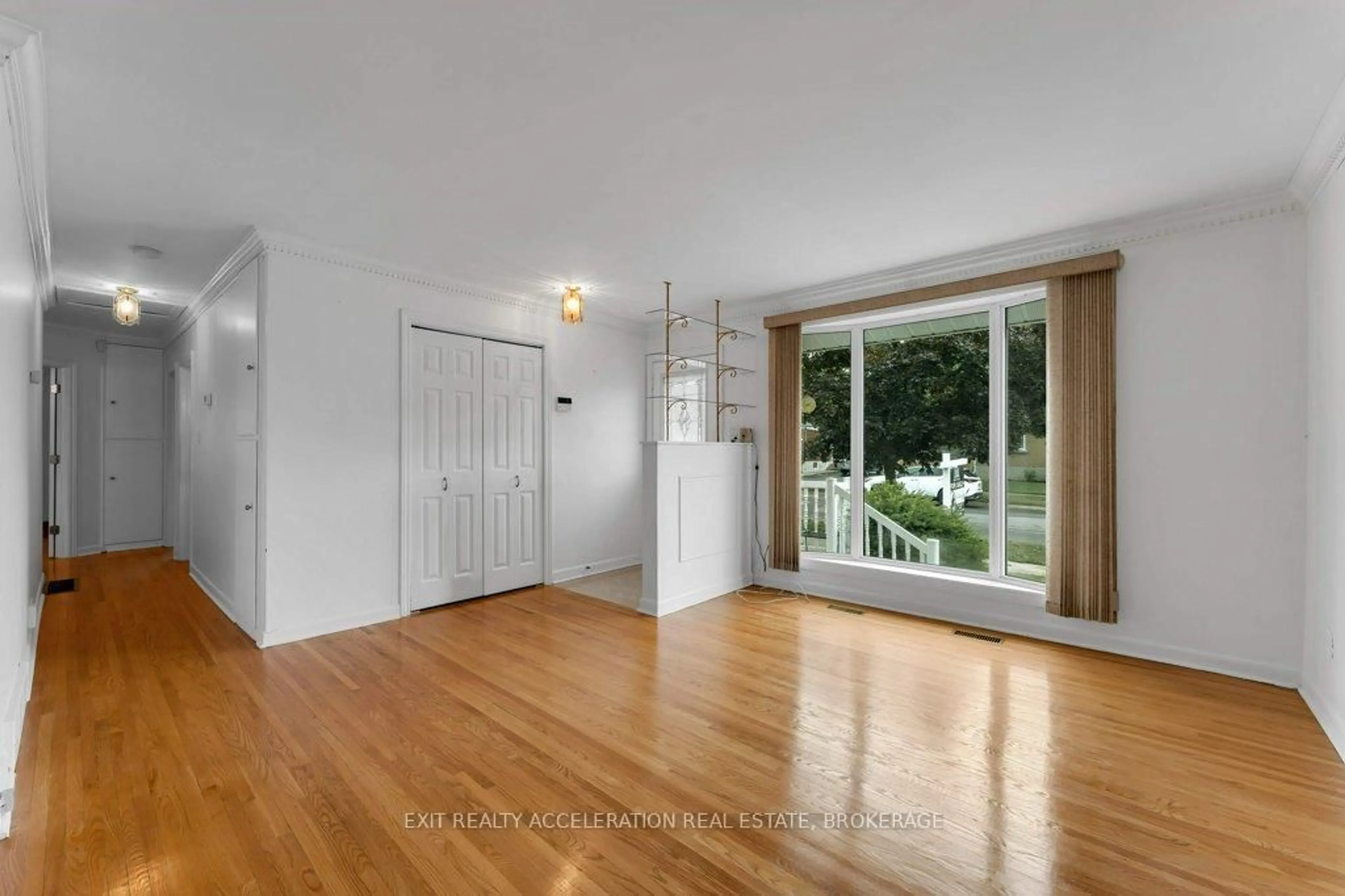 Indoor entryway for 904 Victoria St, Kingston Ontario K7K 4T8