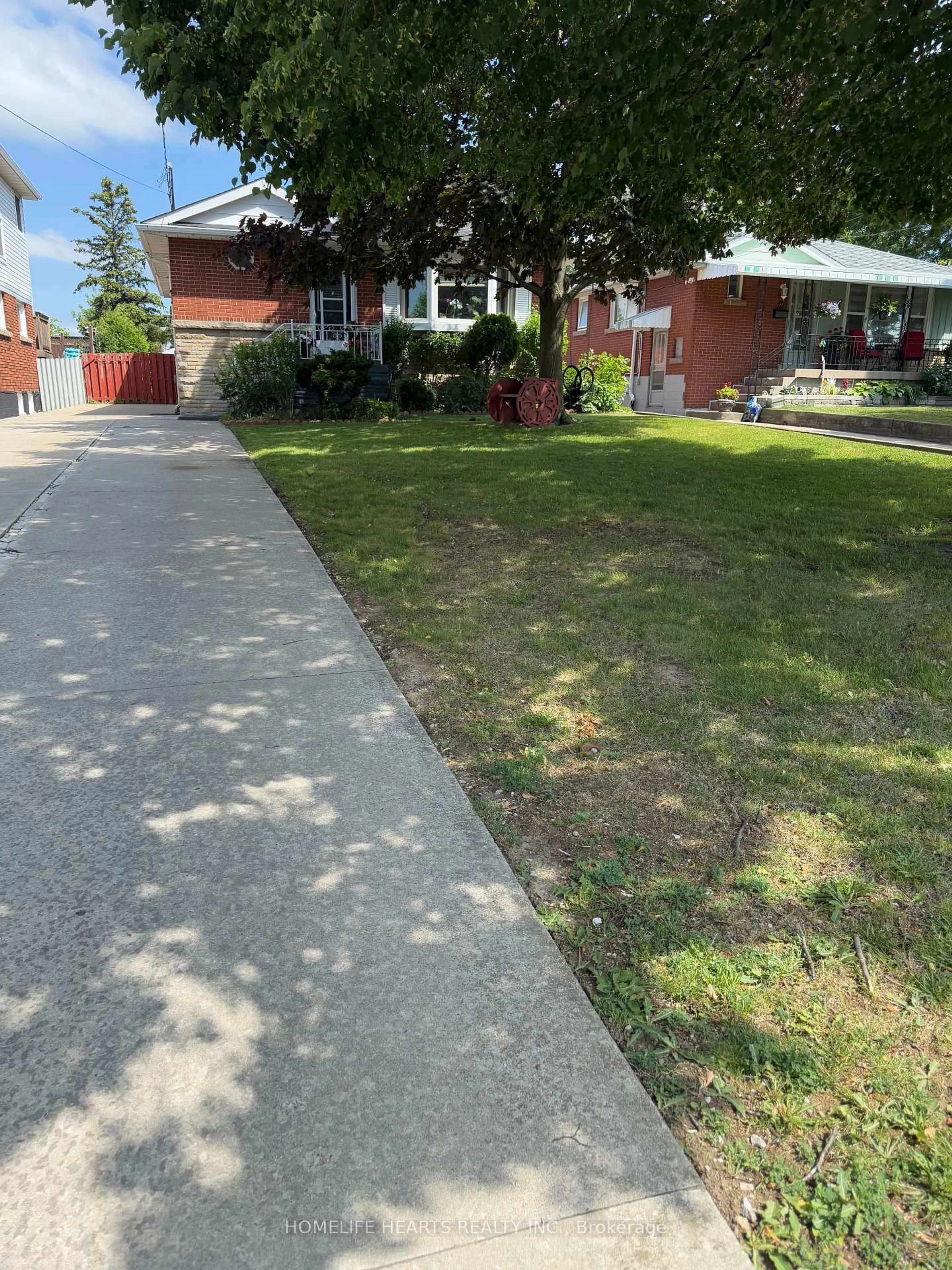 A pic from outside/outdoor area/front of a property/back of a property/a pic from drone, street for 15 Jellicoe Crt, Hamilton Ontario L9A 4T1