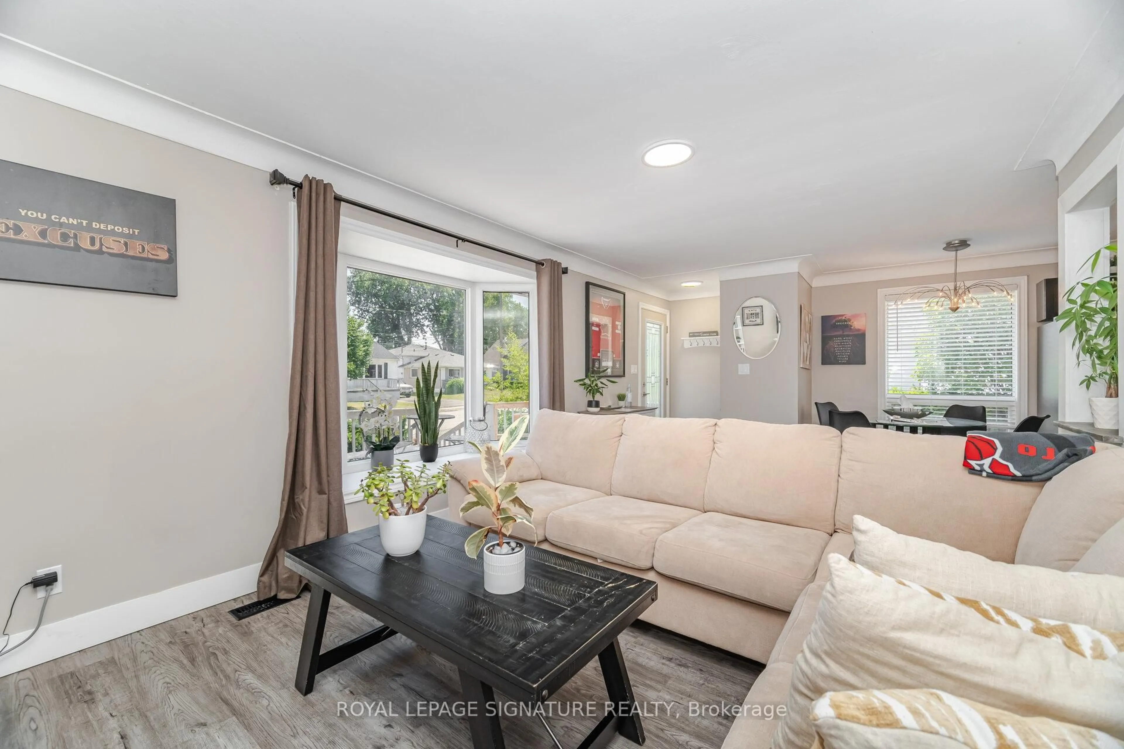 Living room with furniture, unknown for 77 Fairview Rd, Grimsby Ontario L3M 3L6