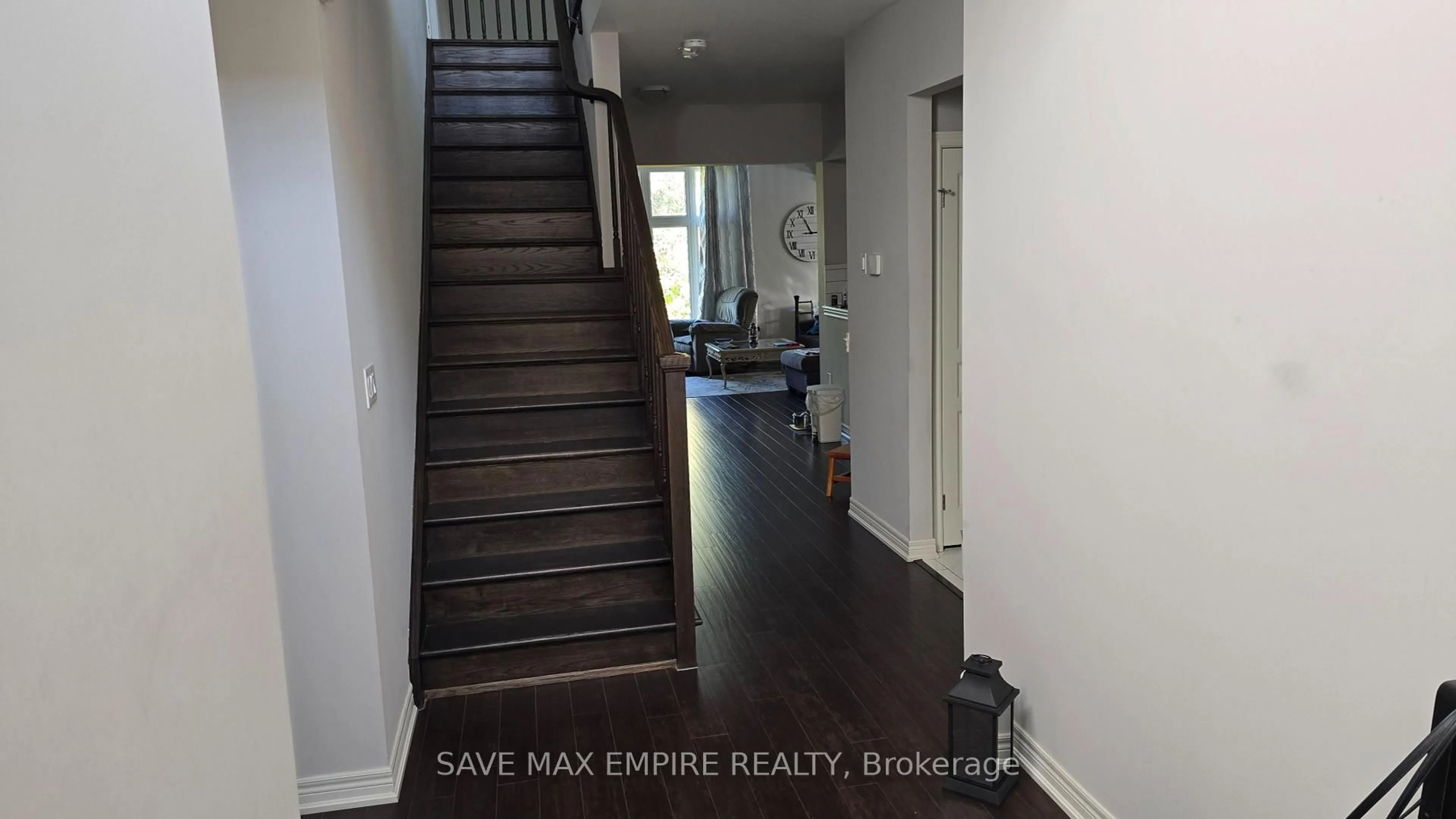 Indoor entryway for 7547 Lionshead Ave, Niagara Falls Ontario L2G 0A6