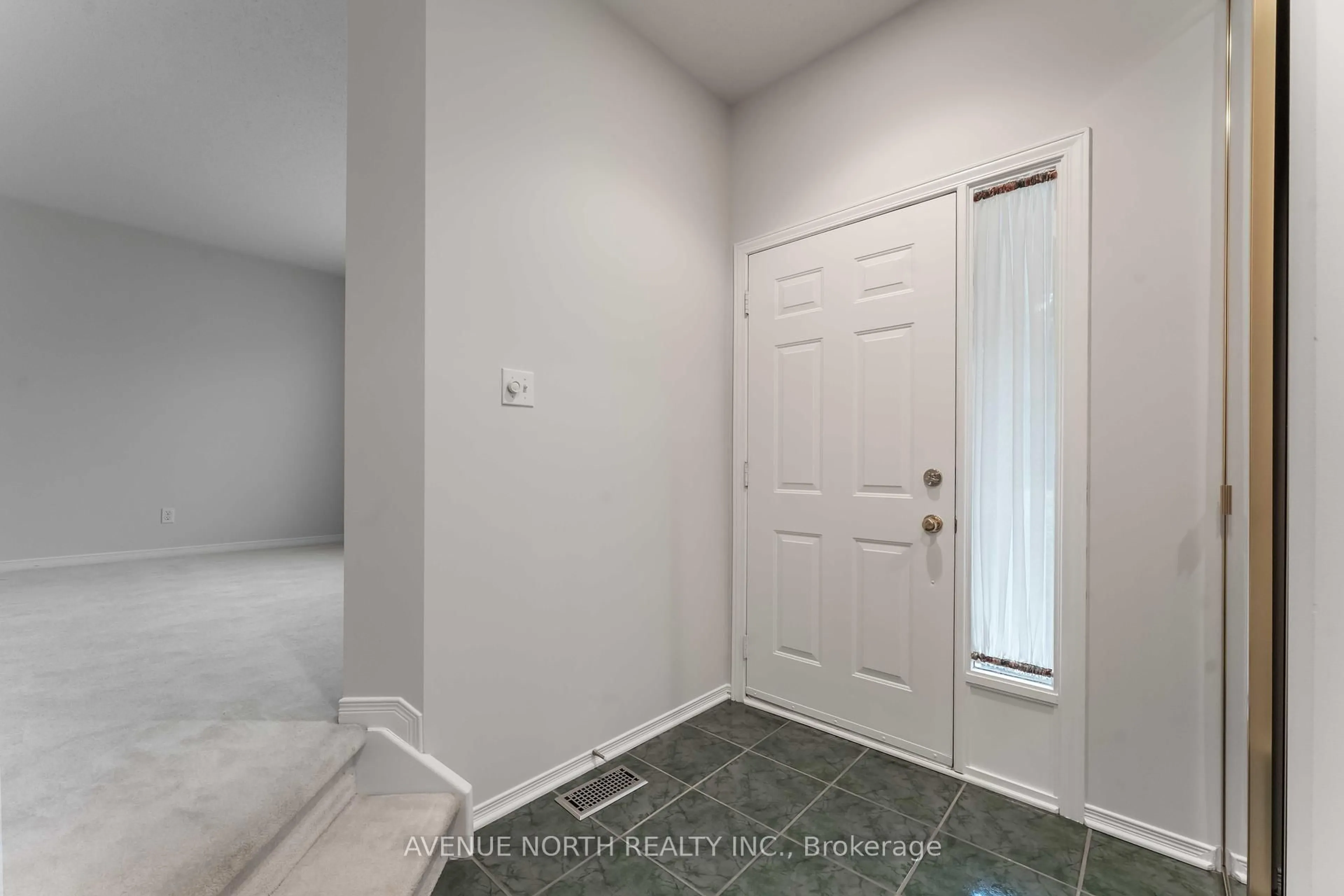 Indoor entryway for 3 Windhurst Dr, Ottawa Ontario K2G 6G7