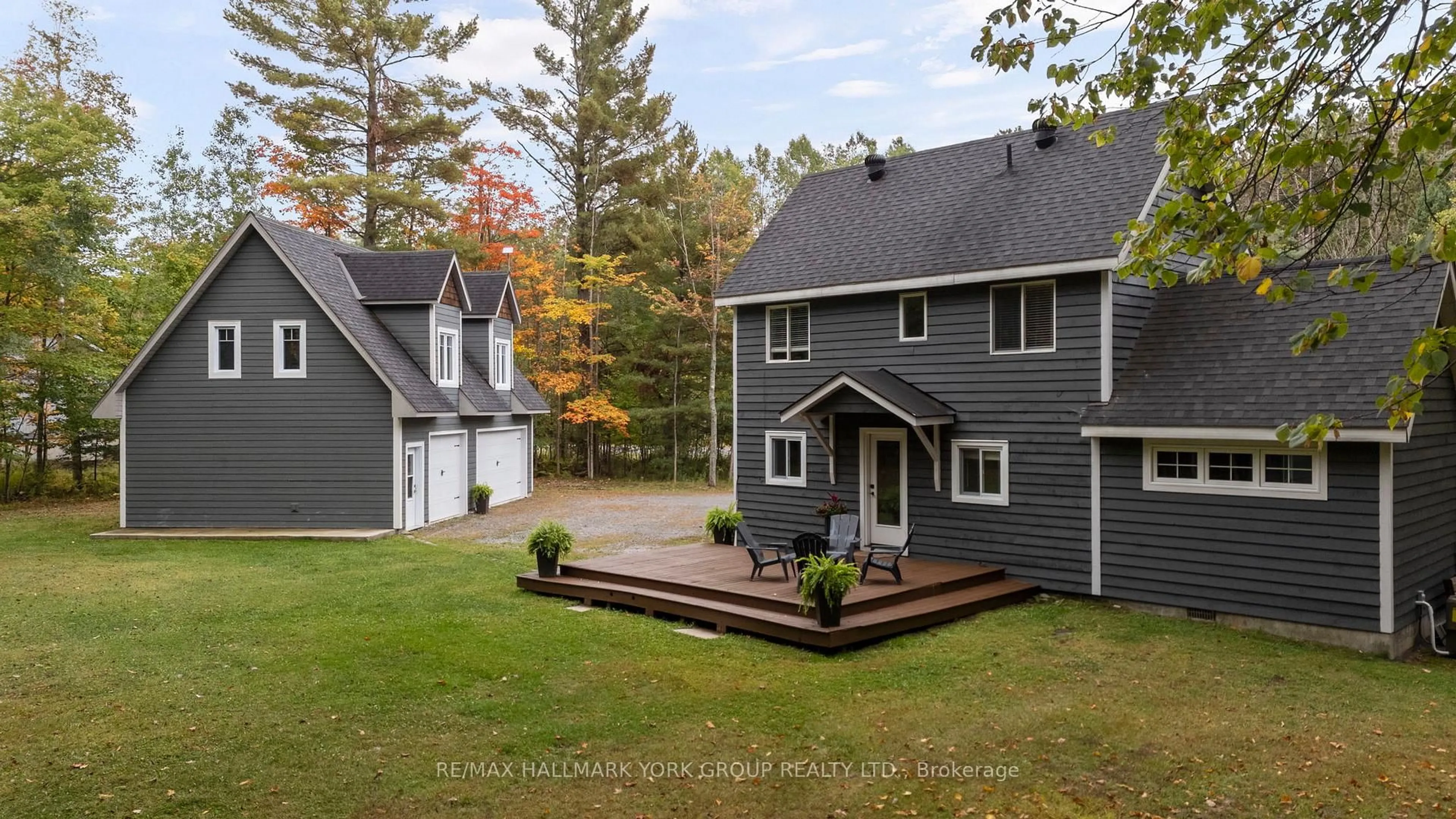 Home with vinyl exterior material, street for 1628 Muskoka Rd, Gravenhurst Ontario P1P 1R5