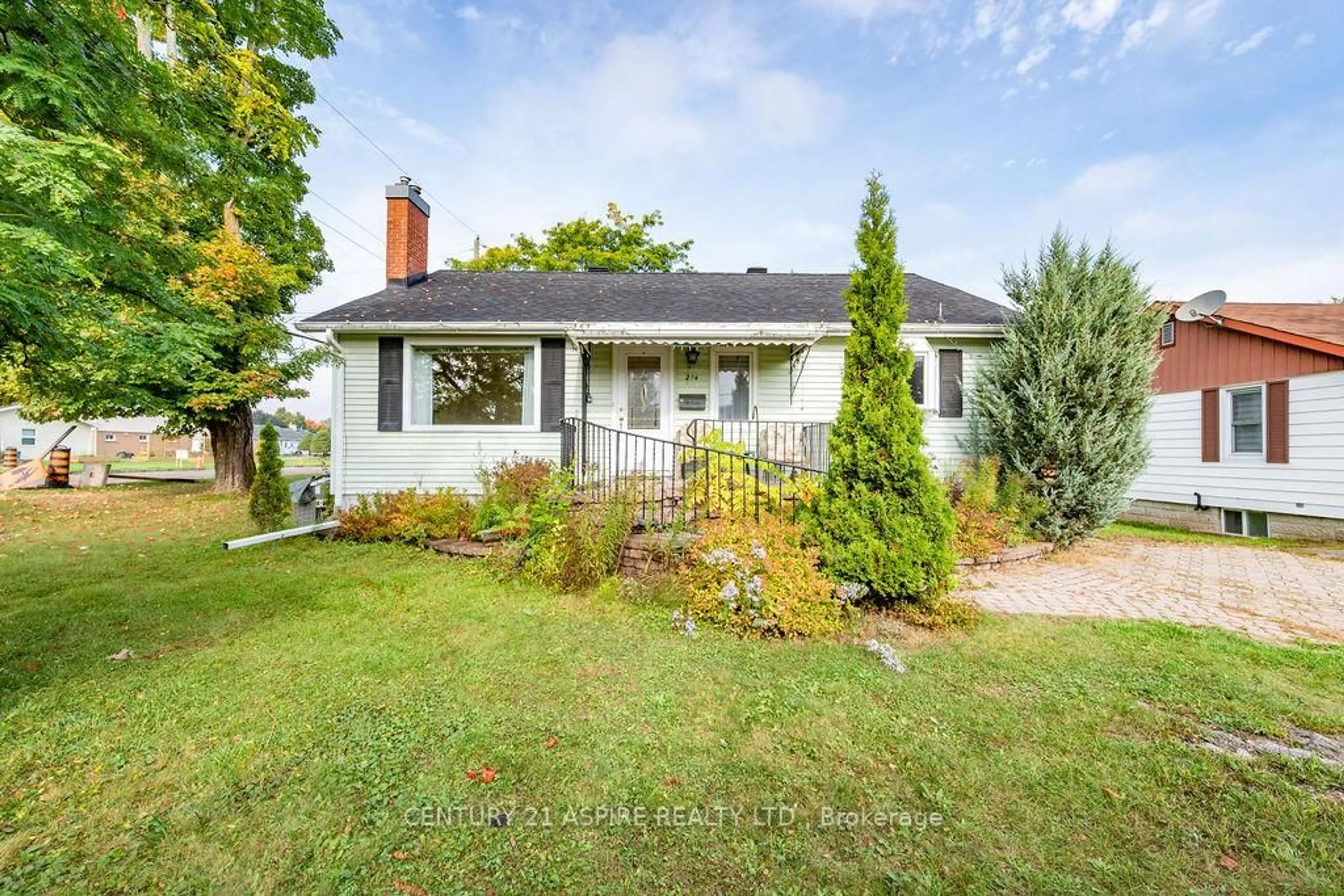 A pic from outside/outdoor area/front of a property/back of a property/a pic from drone, street for 214 Munroe Ave, Renfrew Ontario K7V 3K5
