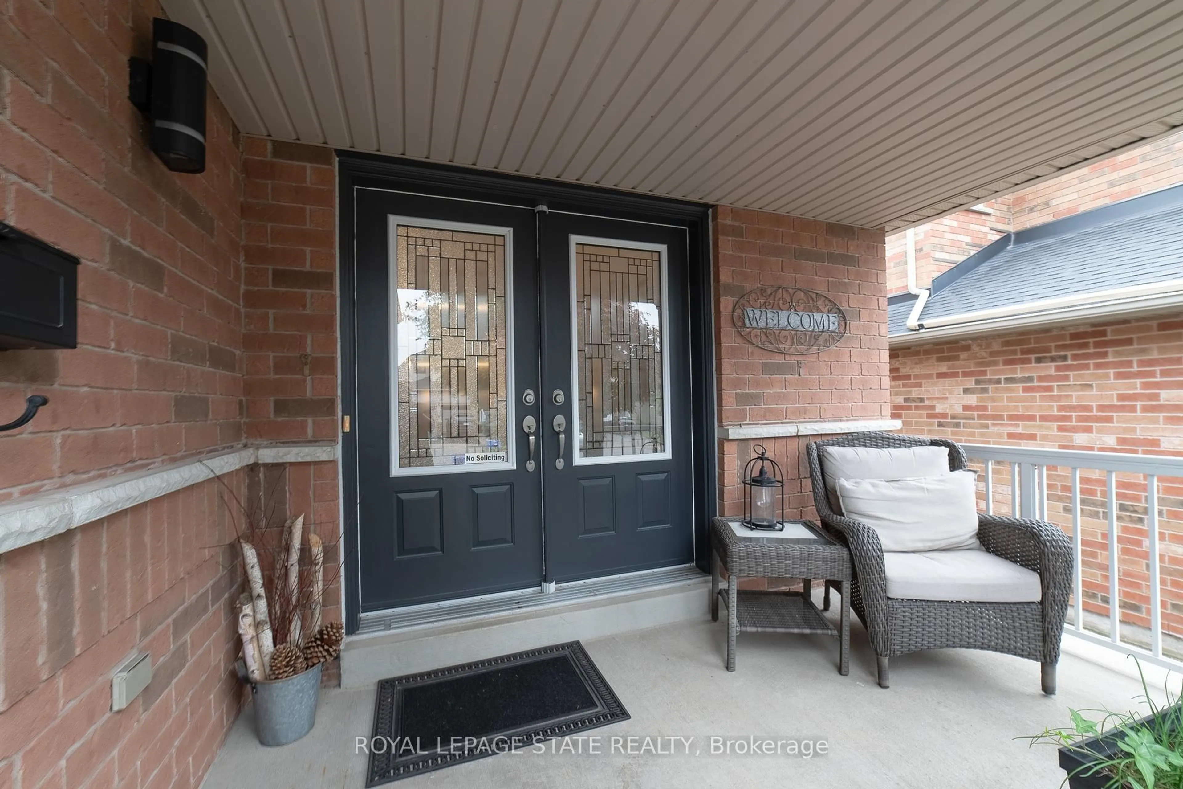 Indoor entryway for 120 Sundial Cres, Hamilton Ontario L9H 7R8
