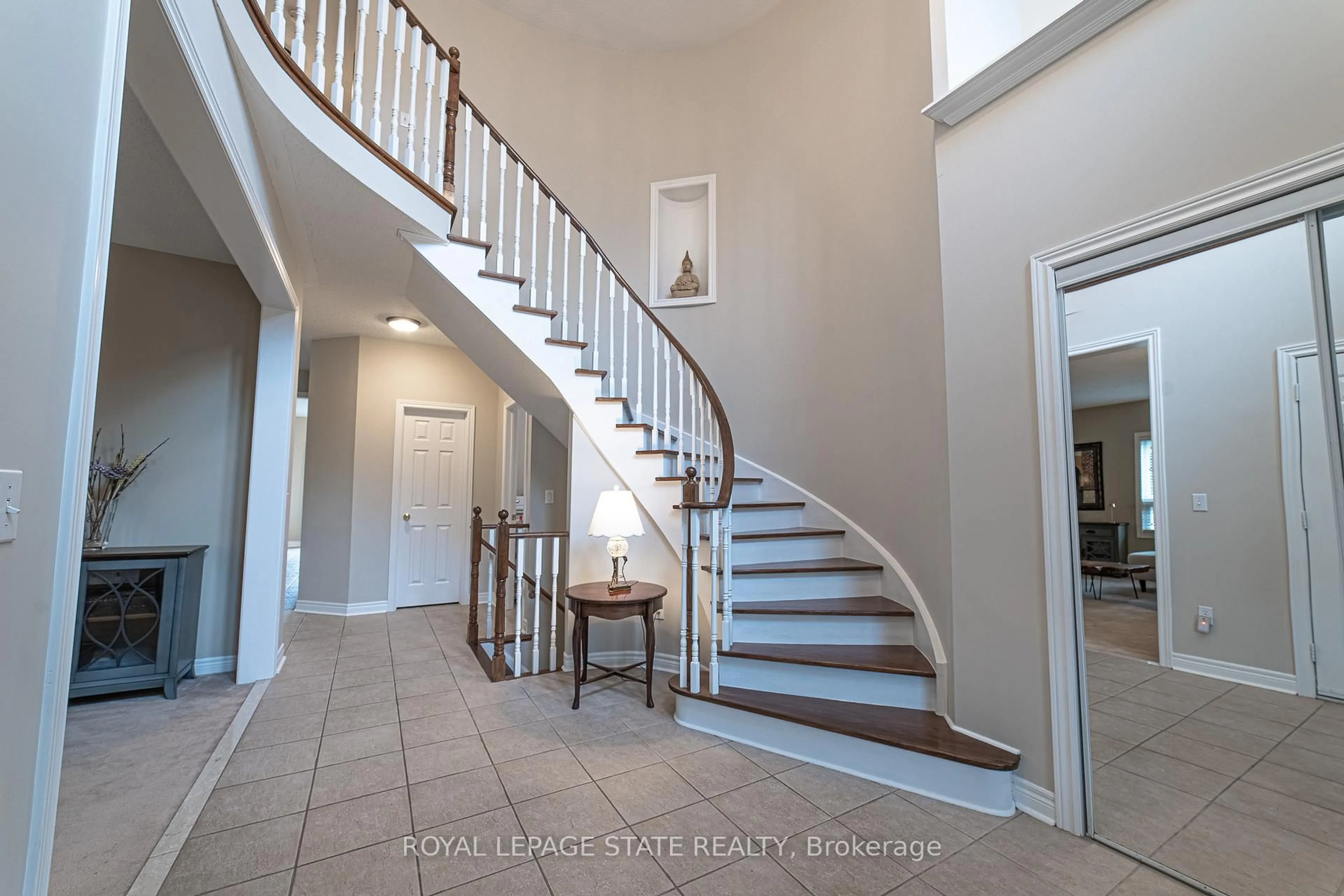 Indoor entryway for 120 Sundial Cres, Hamilton Ontario L9H 7R8