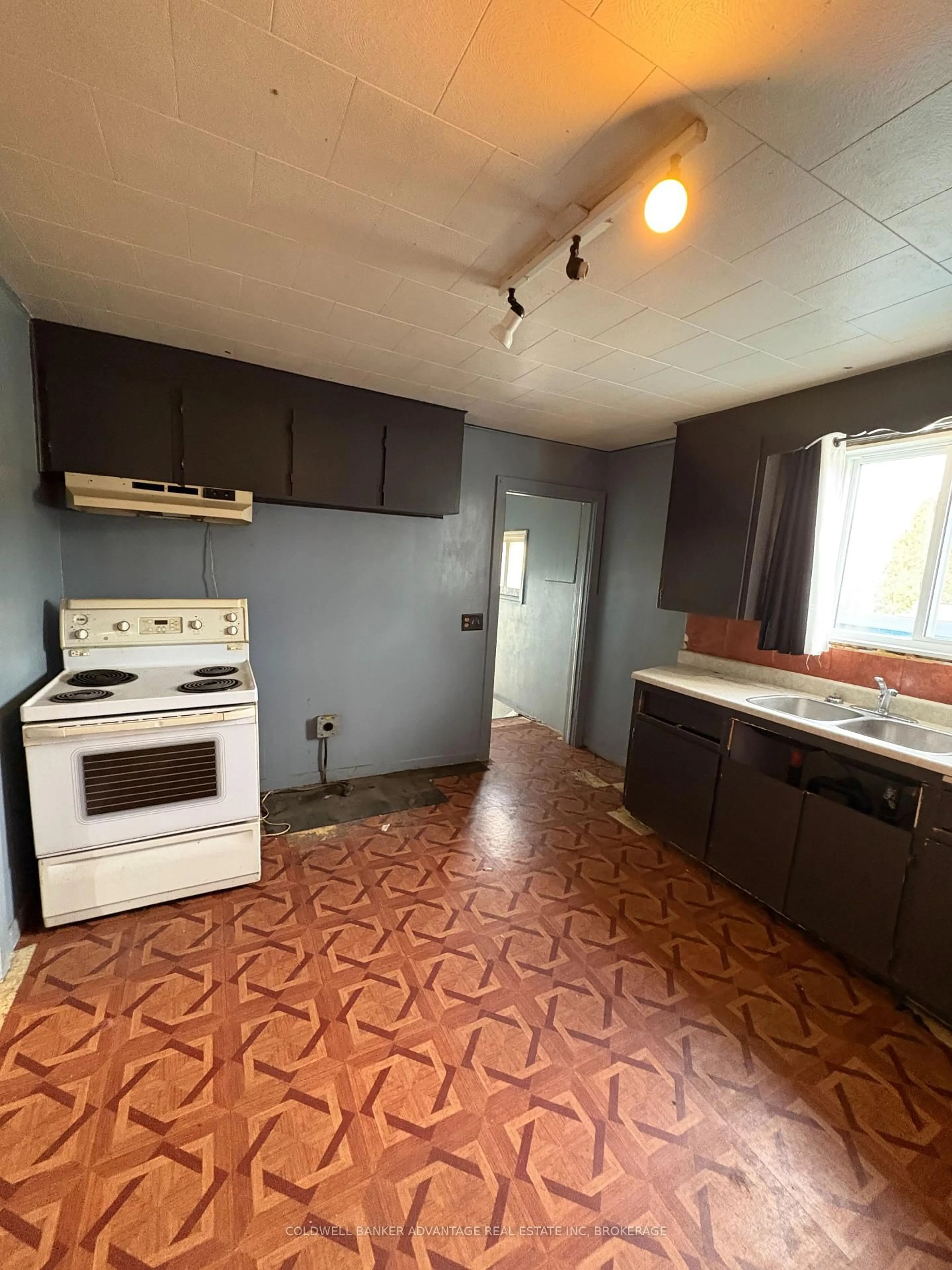 Standard kitchen, unknown for 64 Huron St, Welland Ontario L3B 5J4