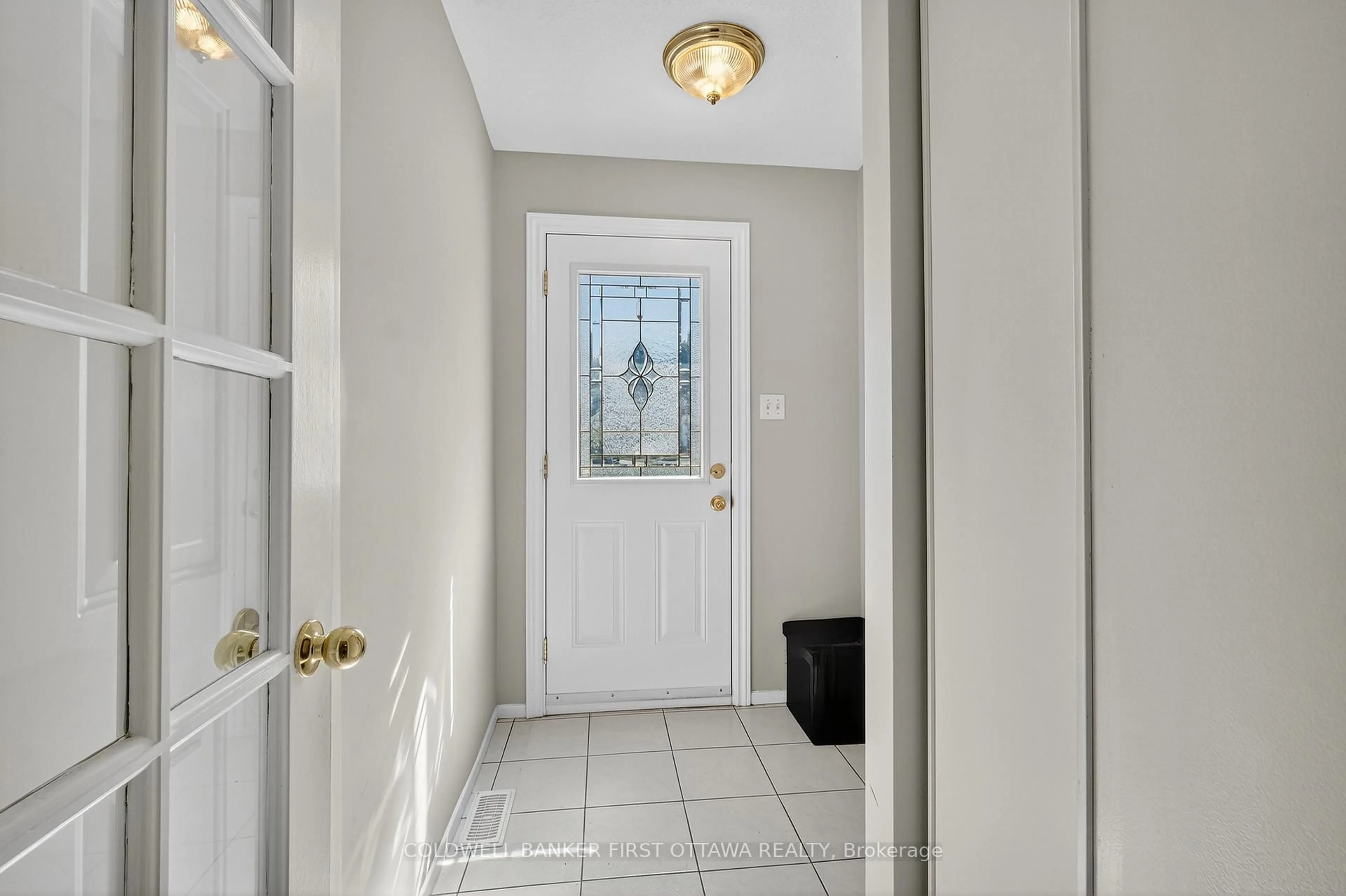 Indoor entryway for 273 Kinglet Way, Orleans Ontario K1E 2T9