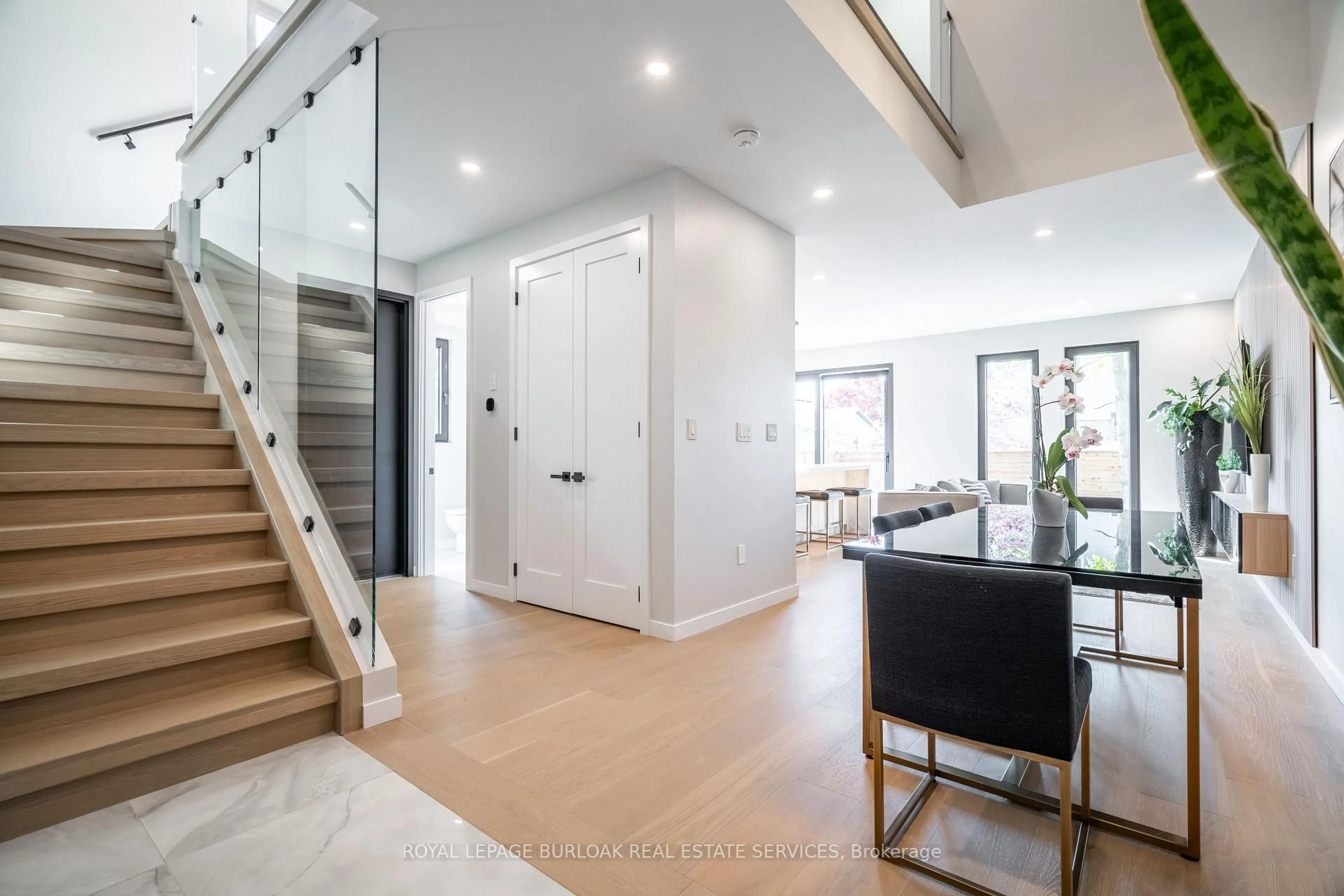 Indoor entryway for 93 Oak St, Cambridge Ontario N1R 4L3