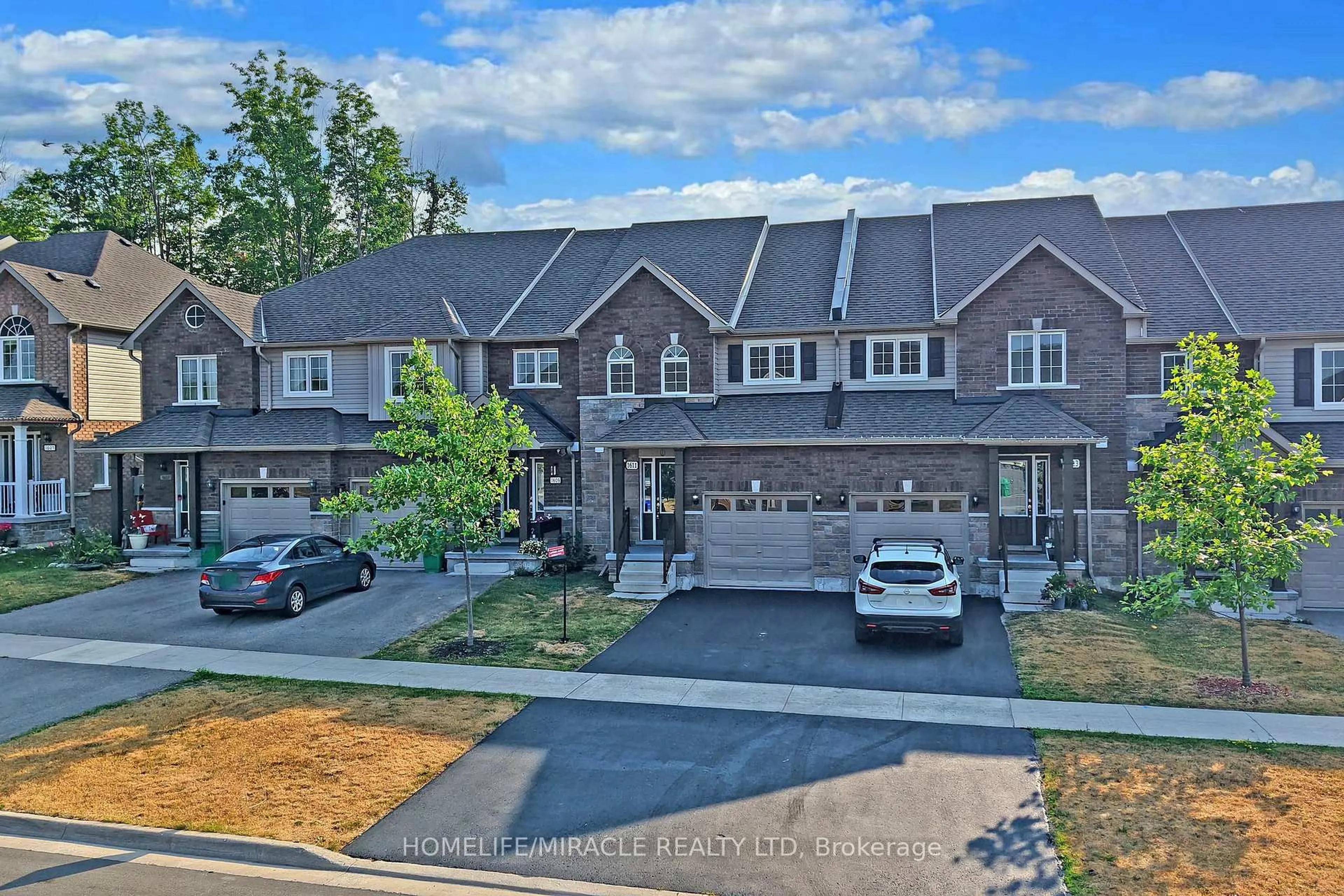 A pic from outside/outdoor area/front of a property/back of a property/a pic from drone, street for 1611 Hetherington Dr, Peterborough Ontario K9L 0G6