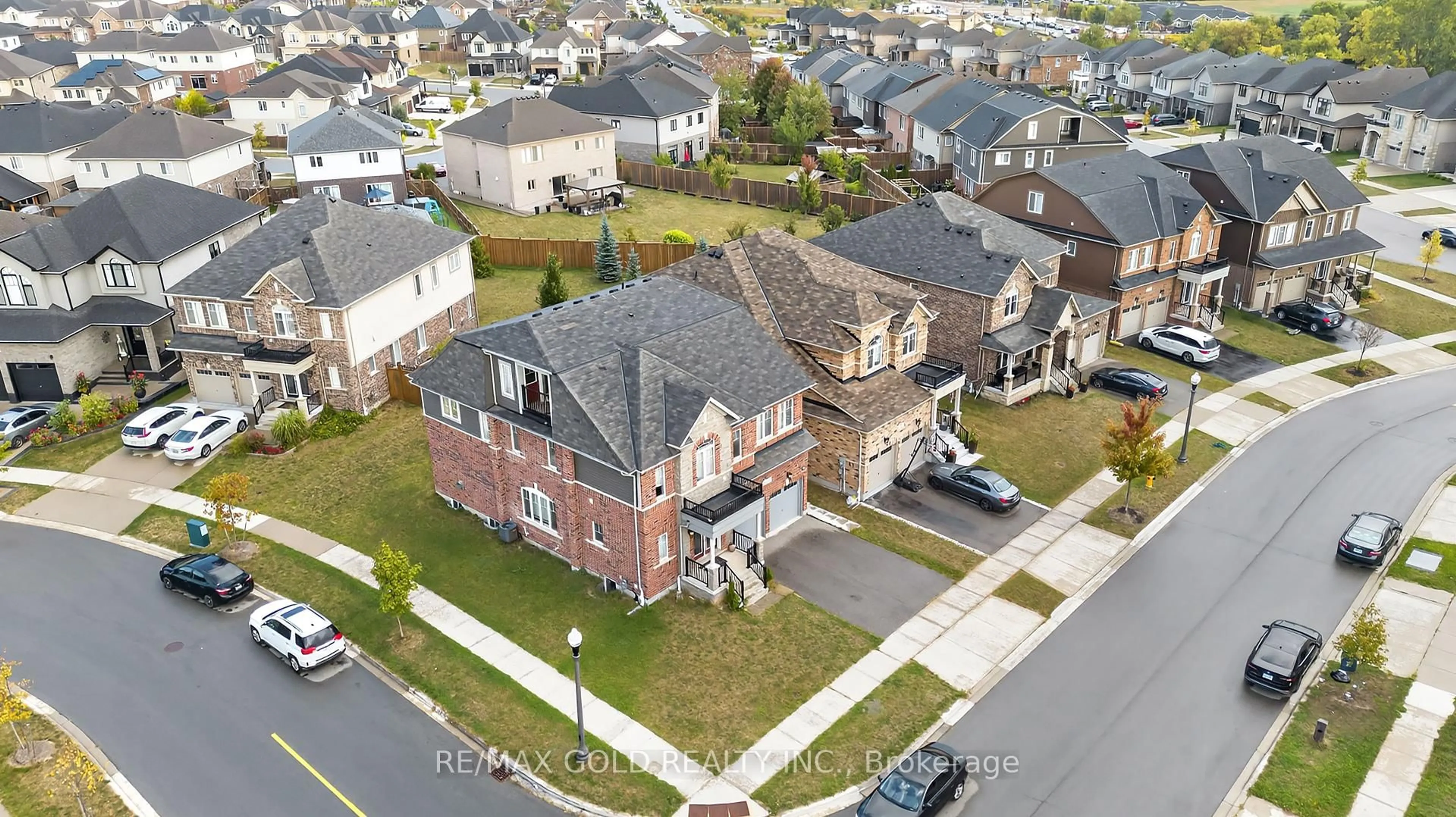 A pic from outside/outdoor area/front of a property/back of a property/a pic from drone, street for 135 Watermill St, Kitchener Ontario N2P 0G4