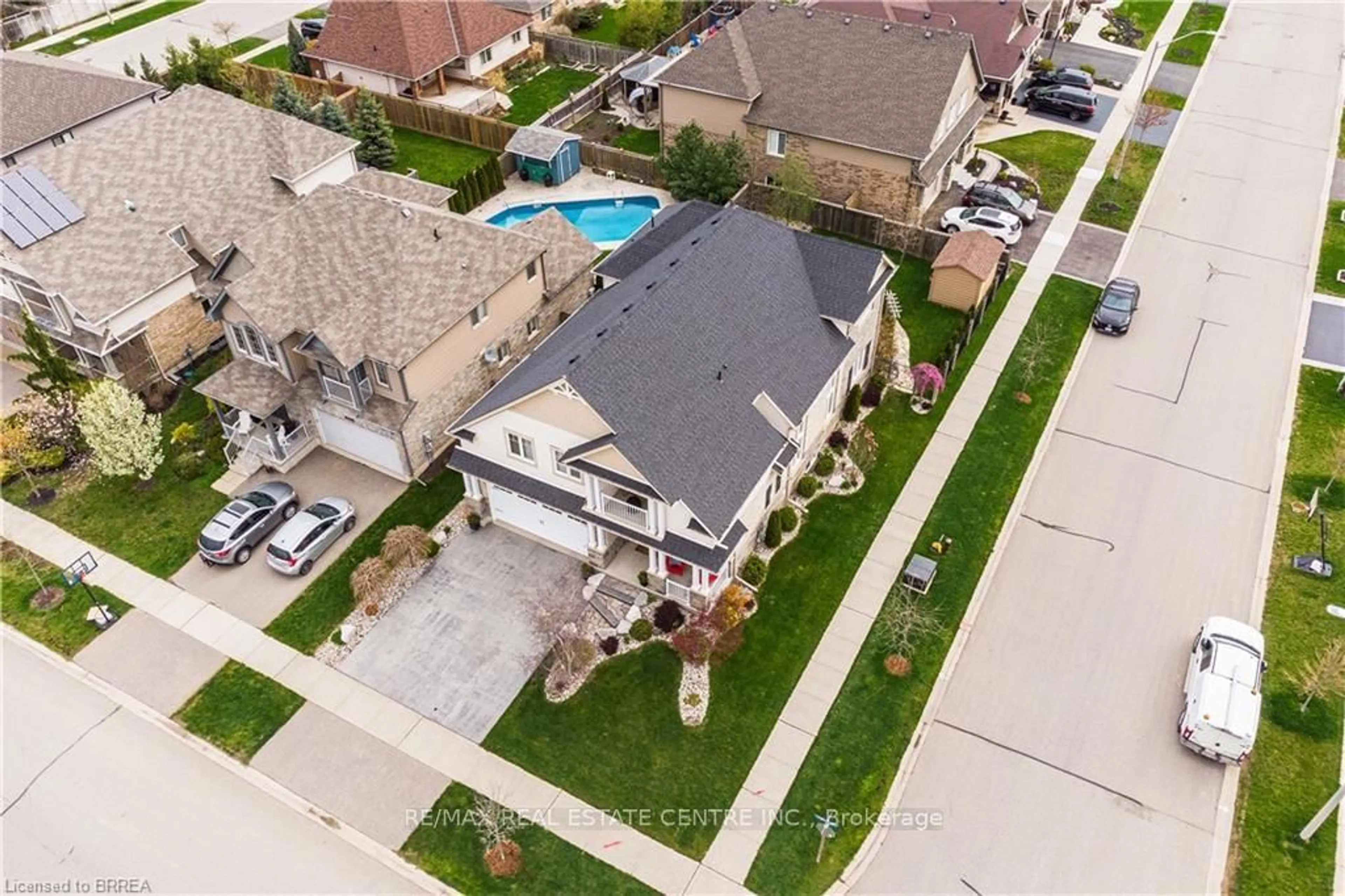 A pic from outside/outdoor area/front of a property/back of a property/a pic from drone, street for 151 GRANDVILLE Circ, Brant Ontario N3L 4G3