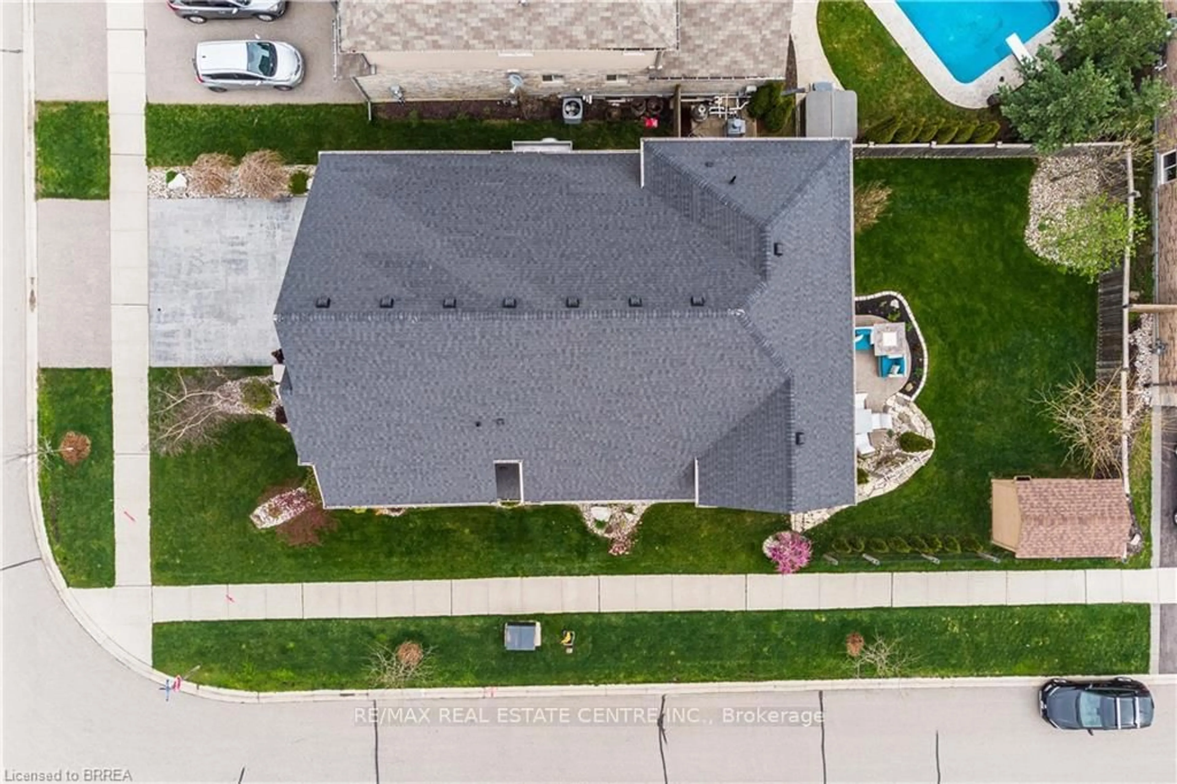 A pic from outside/outdoor area/front of a property/back of a property/a pic from drone, street for 151 GRANDVILLE Circ, Brant Ontario N3L 4G3