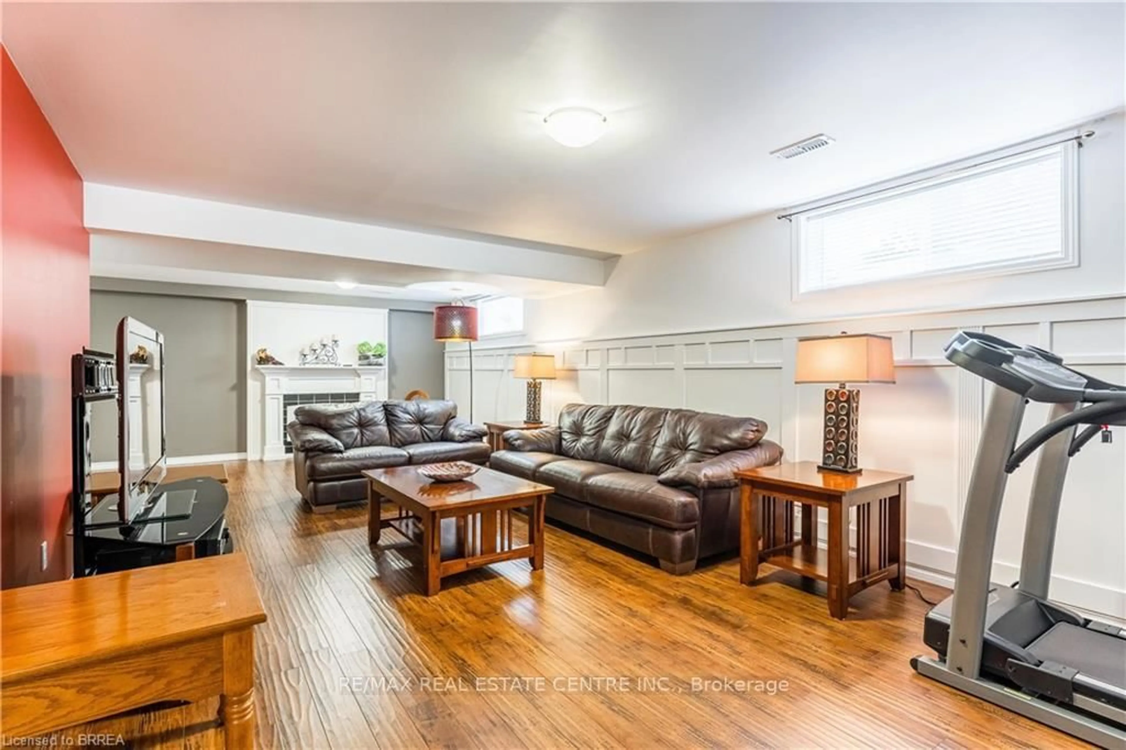 Living room with furniture, wood/laminate floor for 151 GRANDVILLE Circ, Brant Ontario N3L 4G3