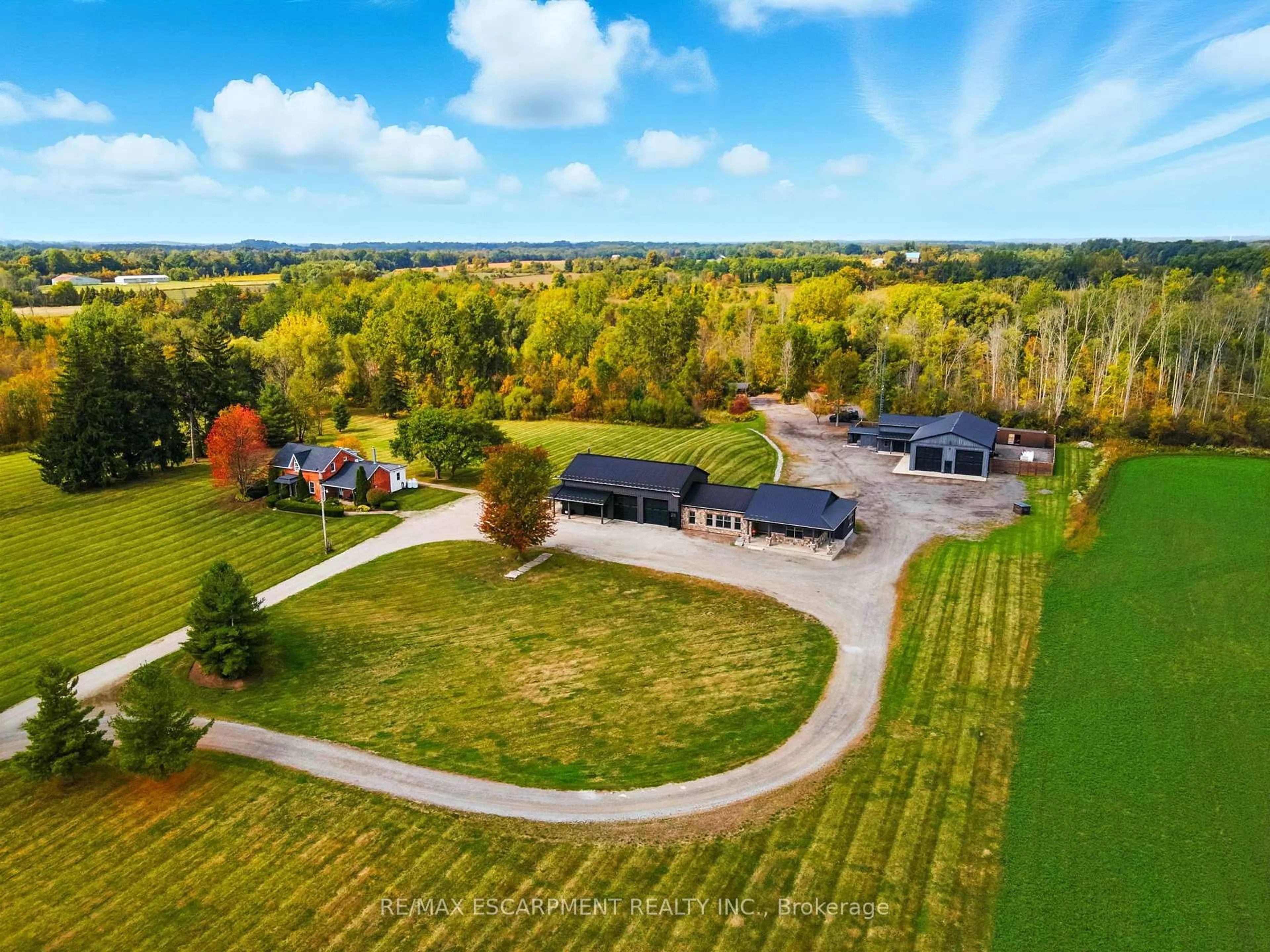 A pic from outside/outdoor area/front of a property/back of a property/a pic from drone, unknown for 437 6th Concession Rd, Hamilton Ontario L8B 1M5
