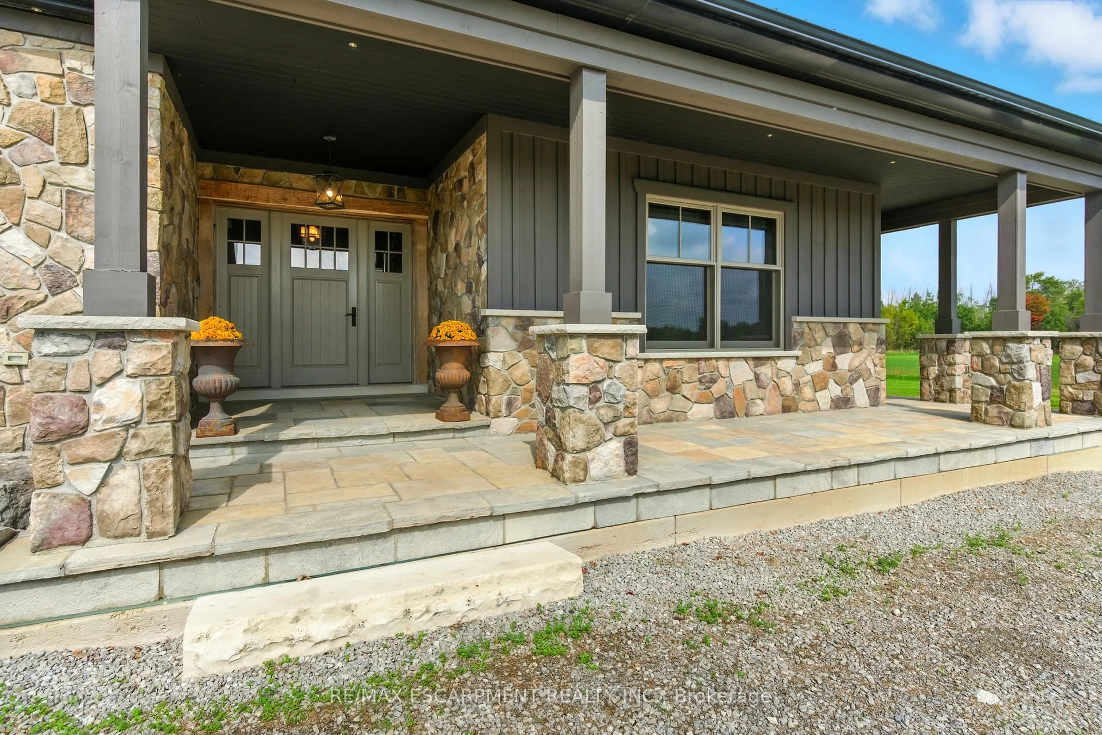 Indoor entryway for 437 6th Concession Rd, Hamilton Ontario L8B 1M5