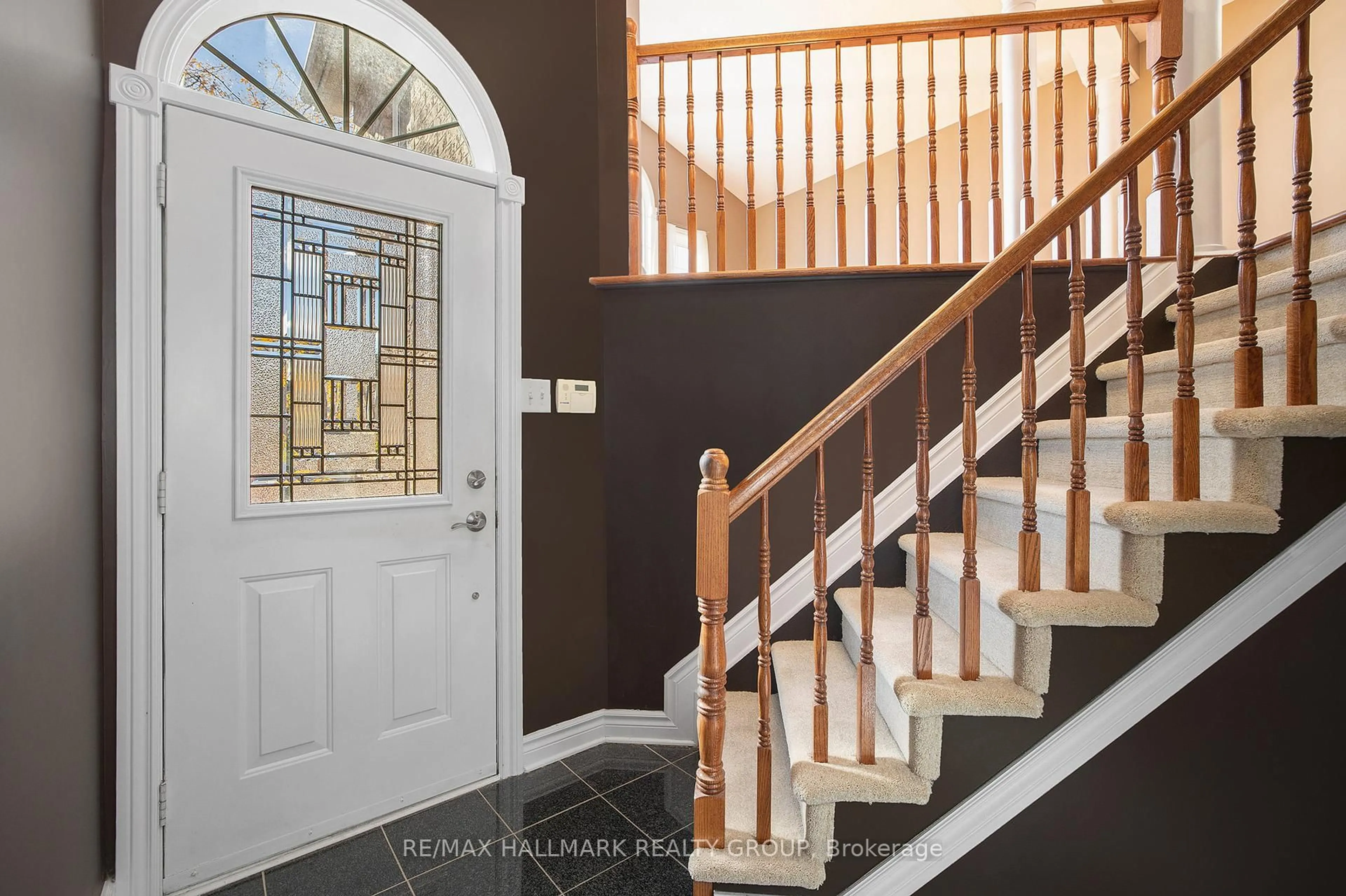 Indoor entryway for 24 Castle Glen Cres, Ottawa Ontario K2L 4H1