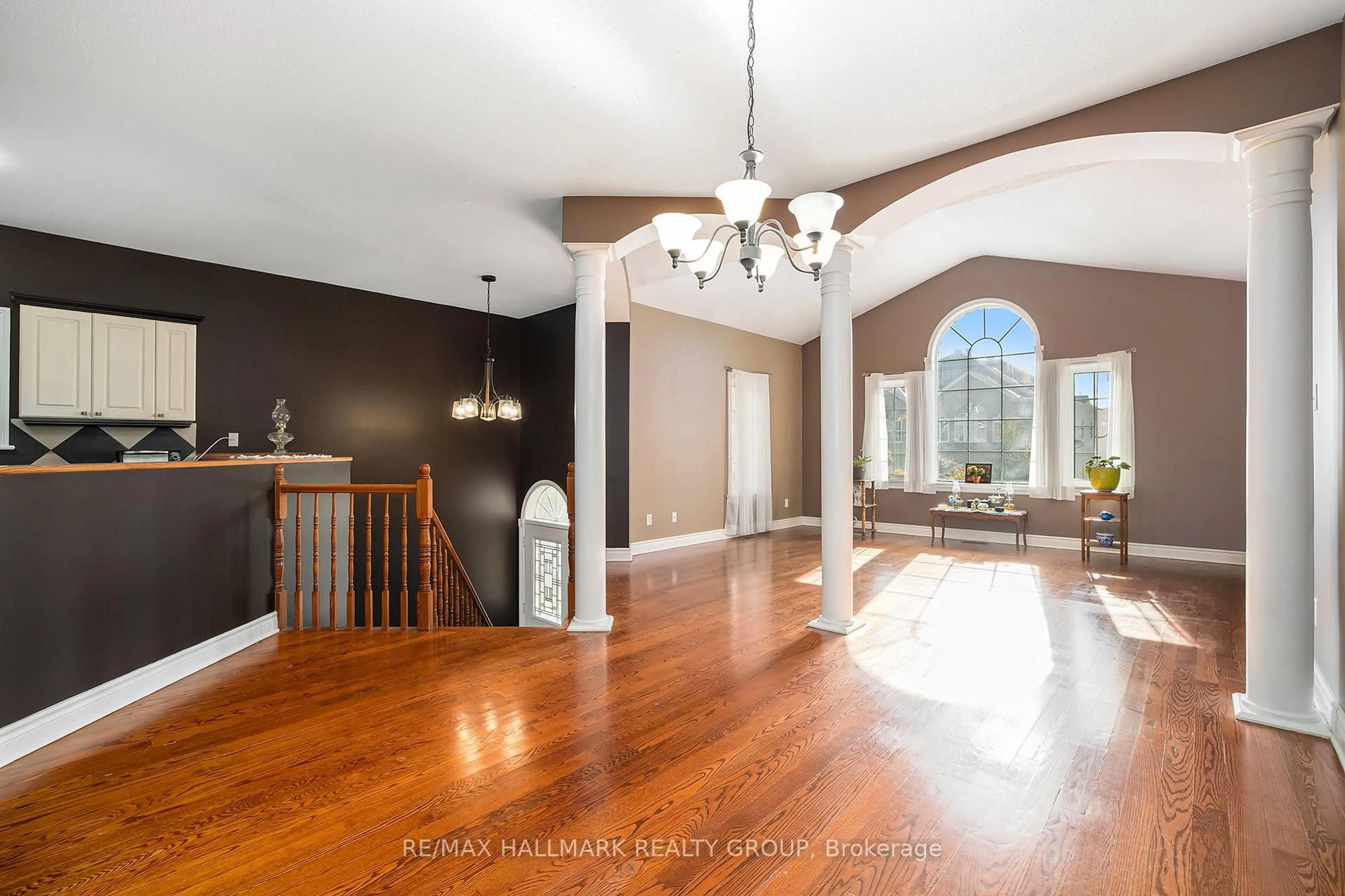 Indoor entryway for 24 Castle Glen Cres, Ottawa Ontario K2L 4H1