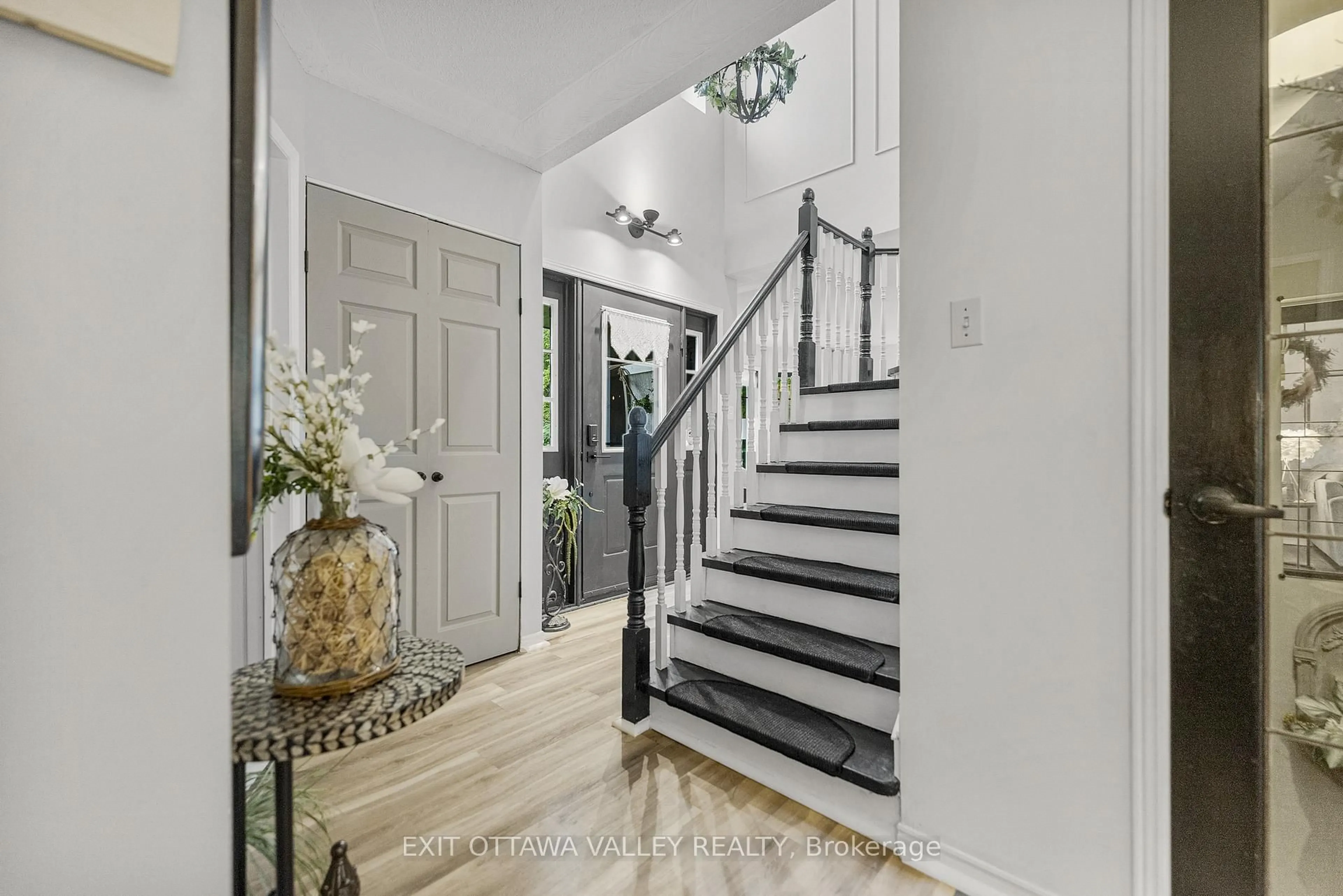 Indoor entryway for 15 Hume St, Beachburg Ontario K0J 1C0