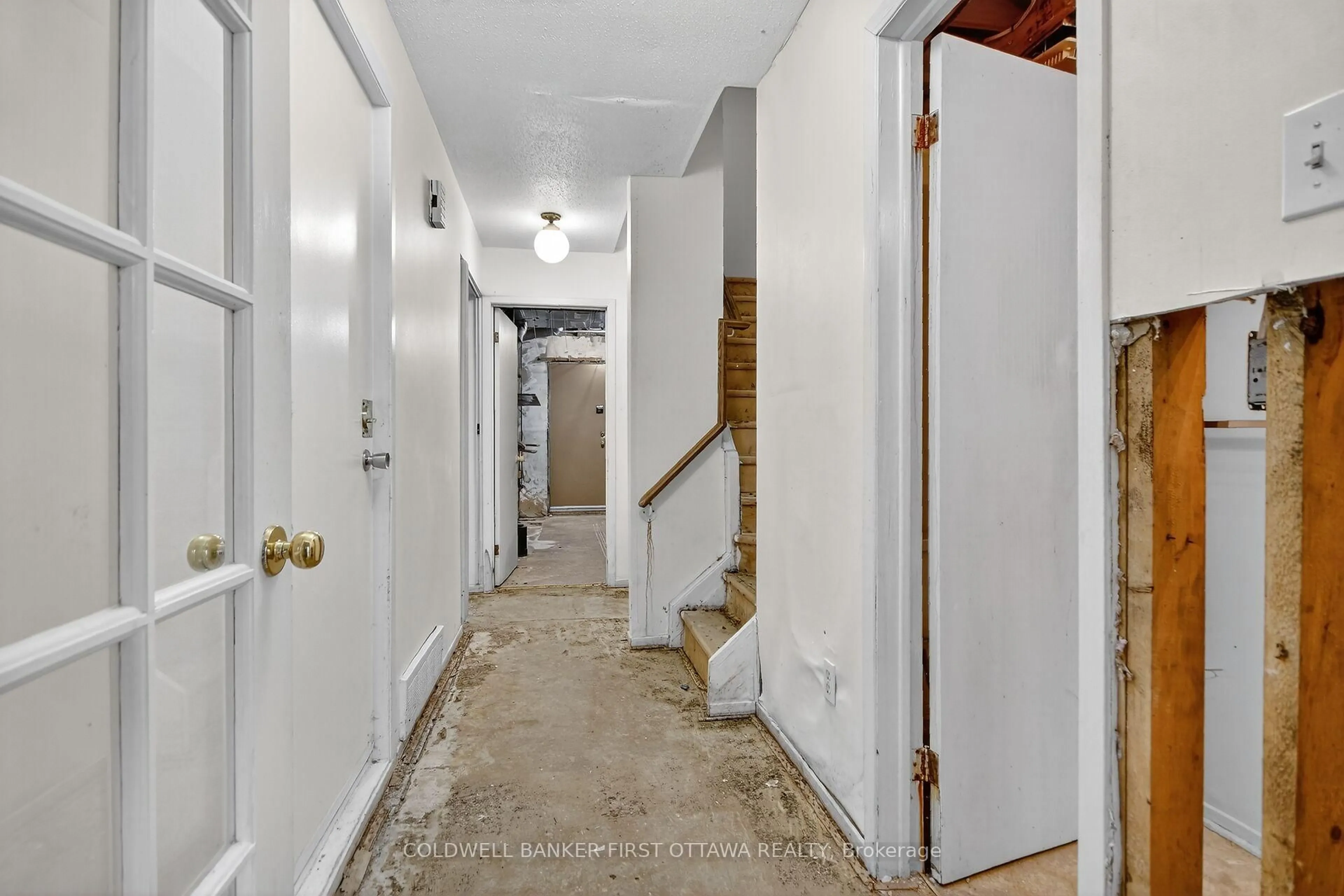 Indoor foyer for 4 Marielle Crt, Ottawa Ontario K2B 8P4