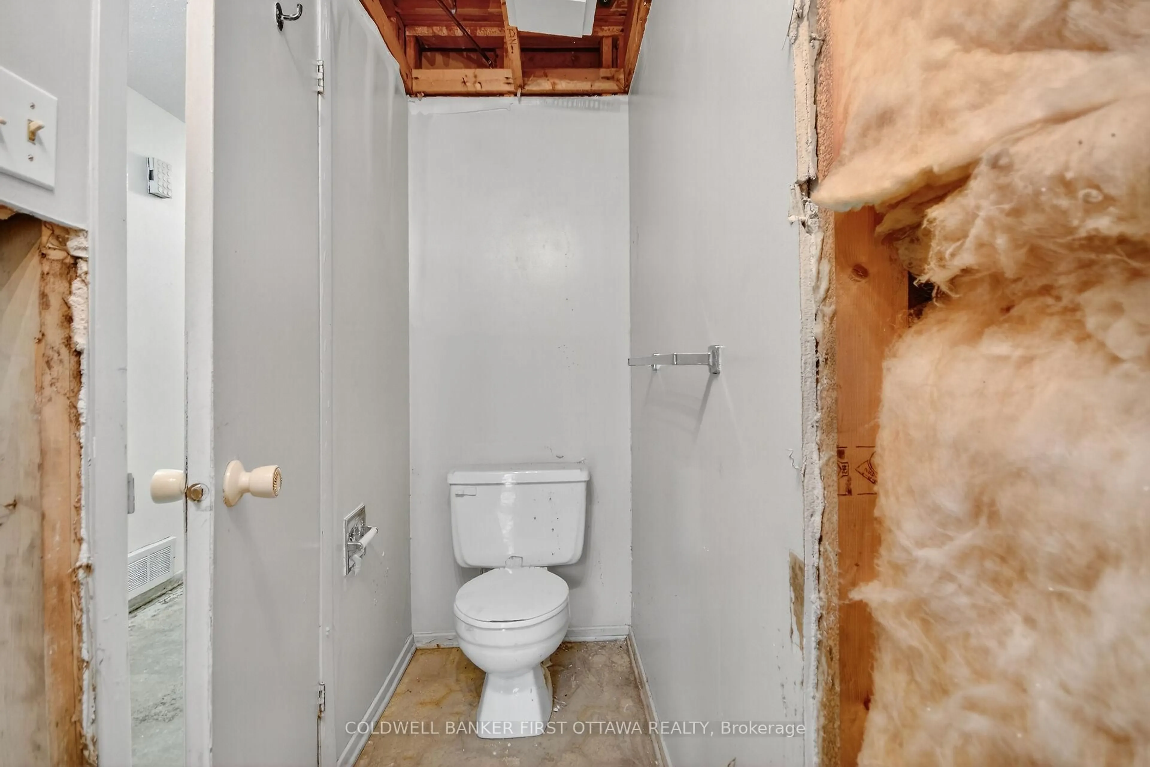 Standard bathroom, unknown for 4 Marielle Crt, Ottawa Ontario K2B 8P4